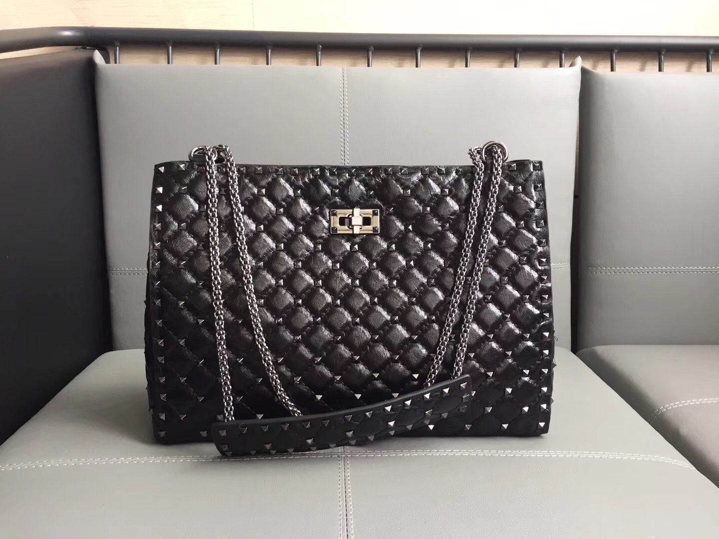 Va1e*ntin0 rockstud spike tote bag black 33 x 12 x 23 cm