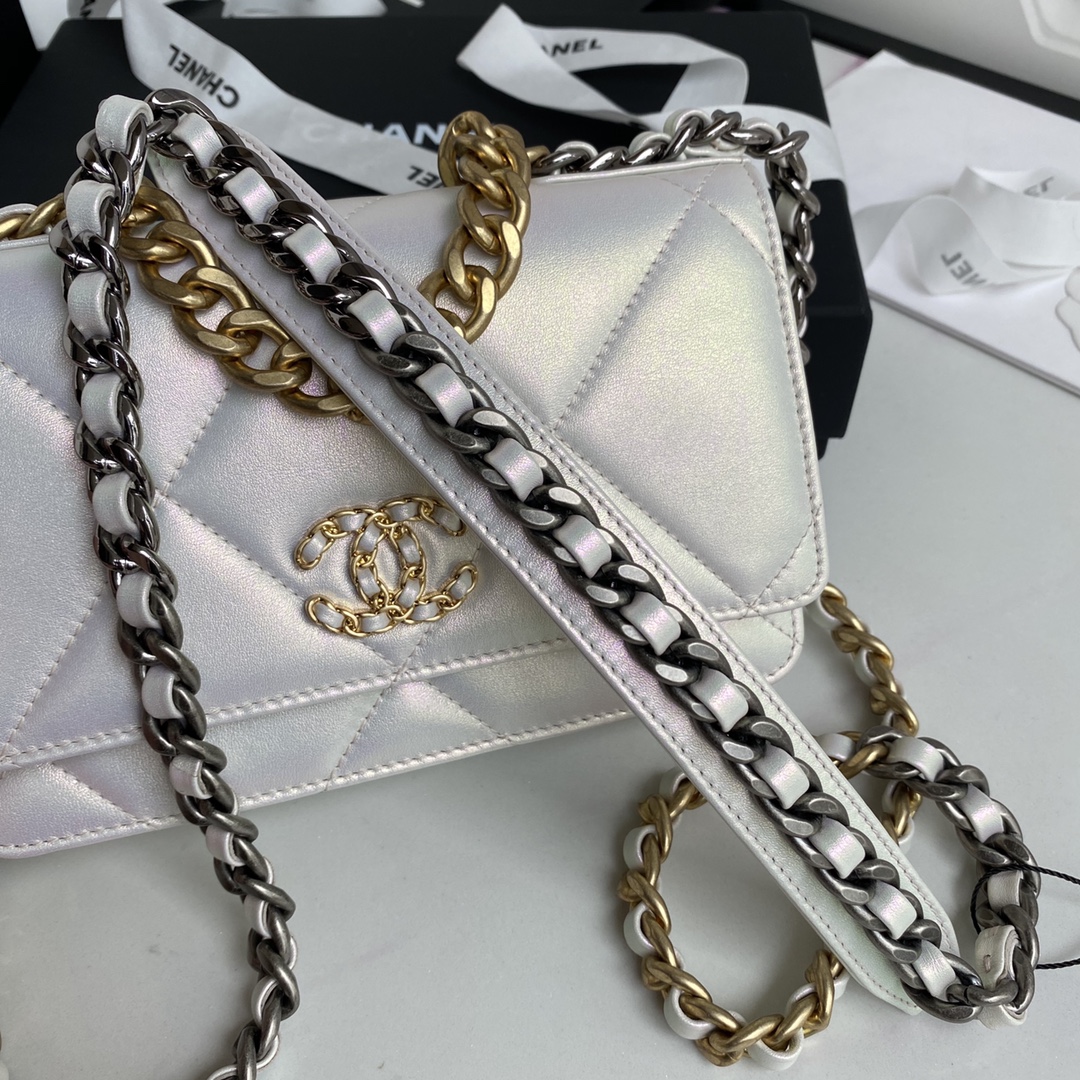 Ch**el 19 wallet on chain glossy leather white ap0957 19 cm