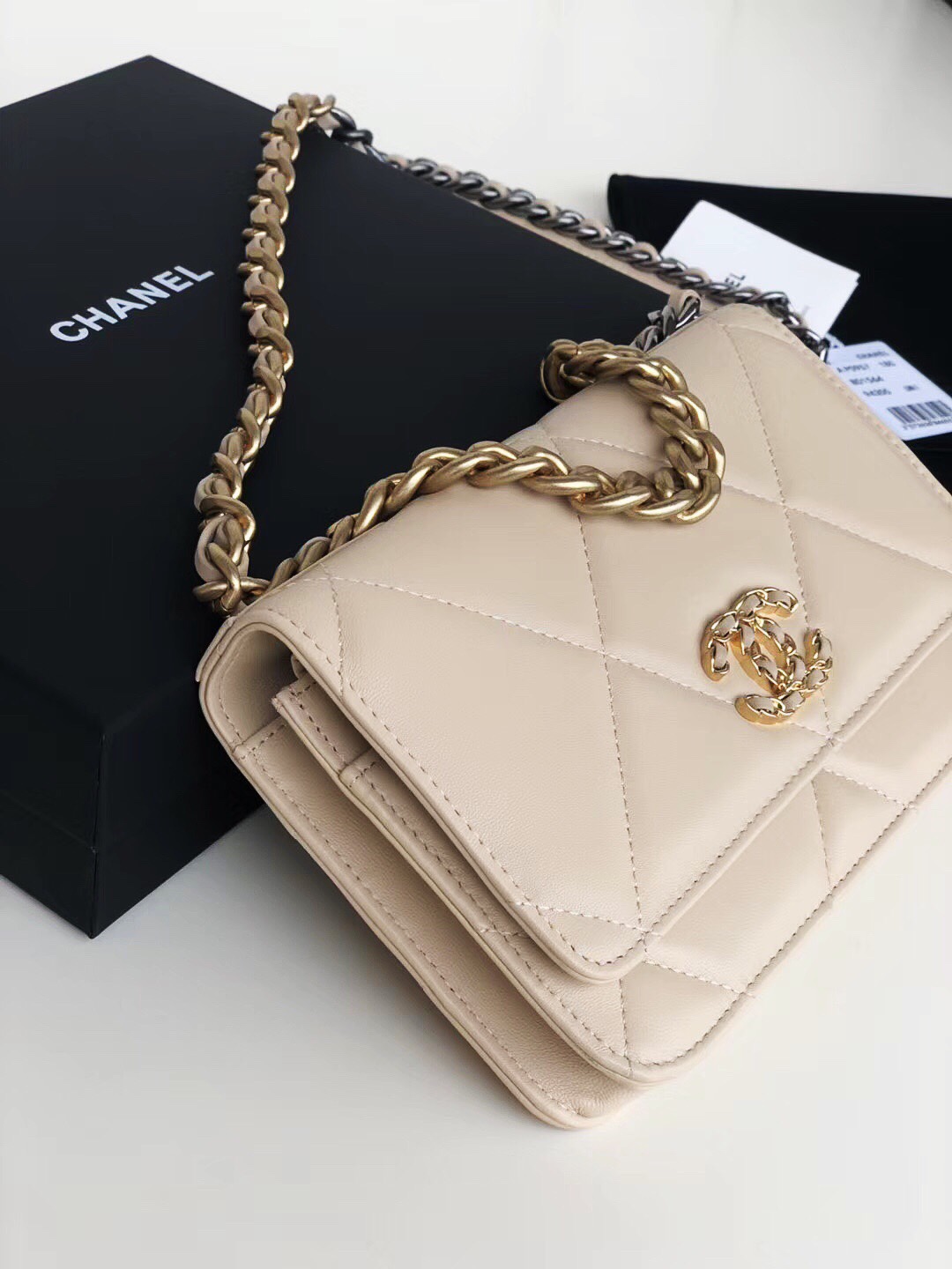 Ch**el 19 wallet on chain leather creme ap0957 19 x 11.5 x 7 cm