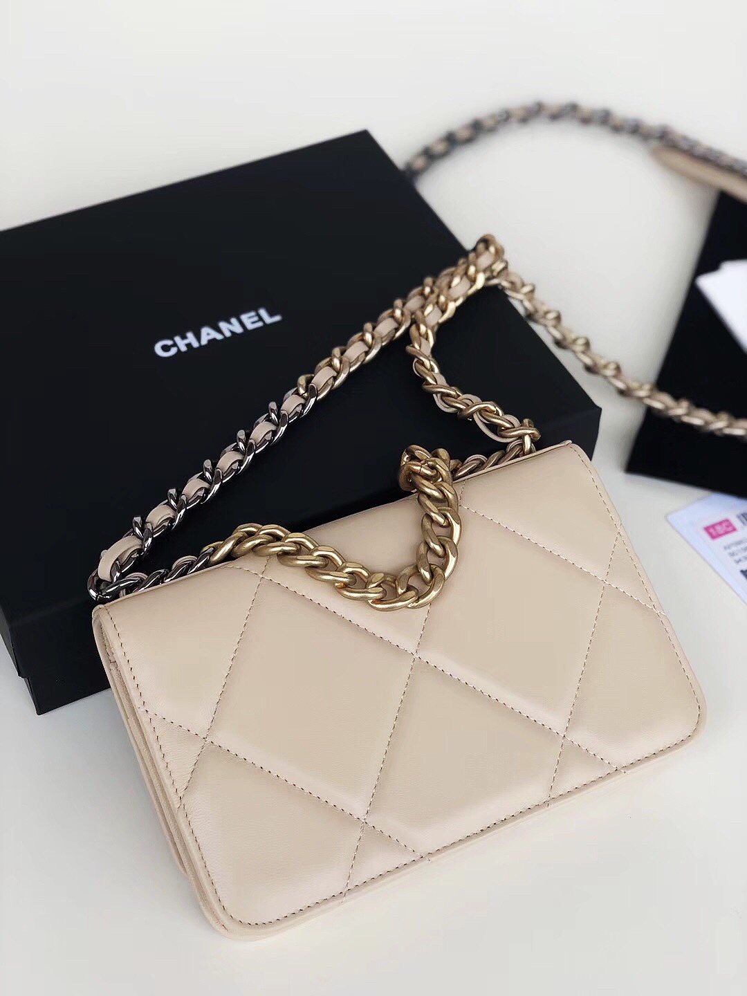 Ch**el 19 wallet on chain leather creme ap0957 19 x 11.5 x 7 cm