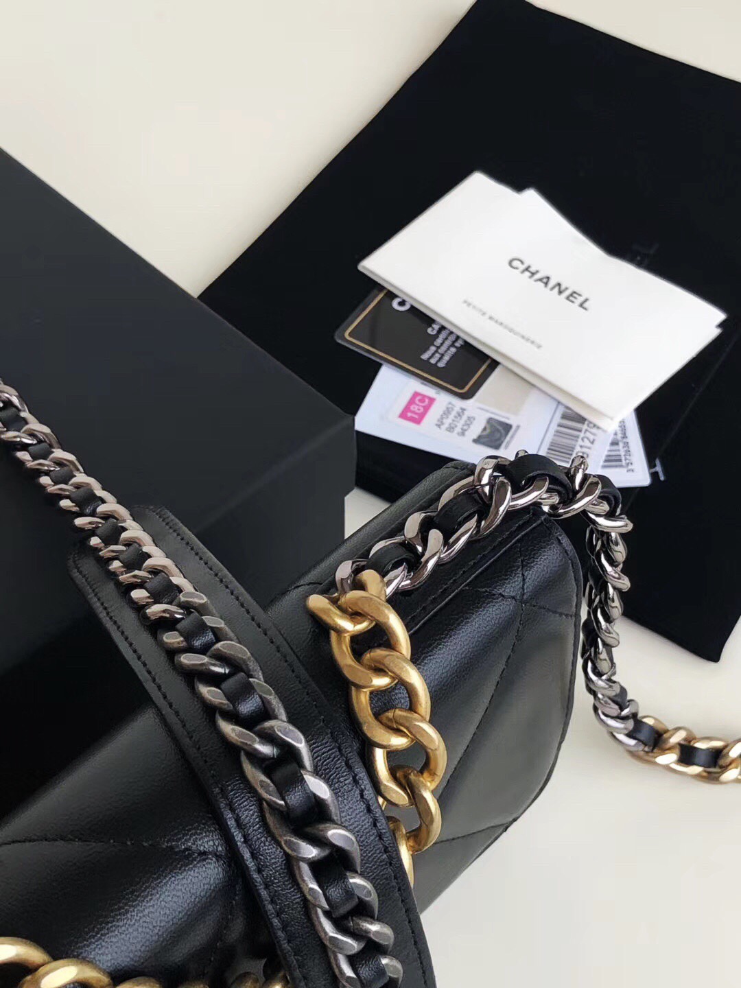 Ch**el 19 wallet on chain leather black ap0957 19 x 11.5 x 7 cm
