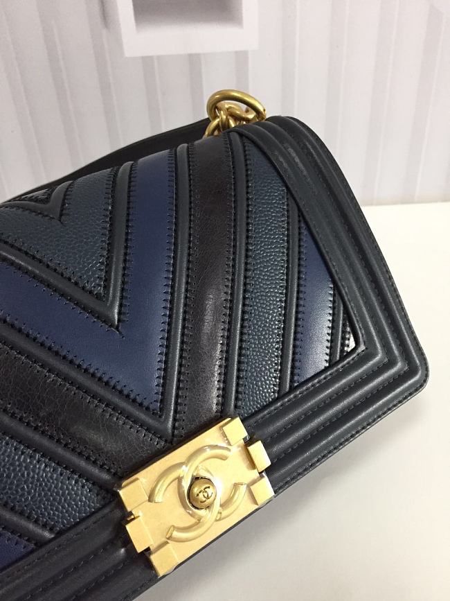Ch**el medium chevron mix leather flap boy bag blue a67086 25 x 16 x 9 cm
