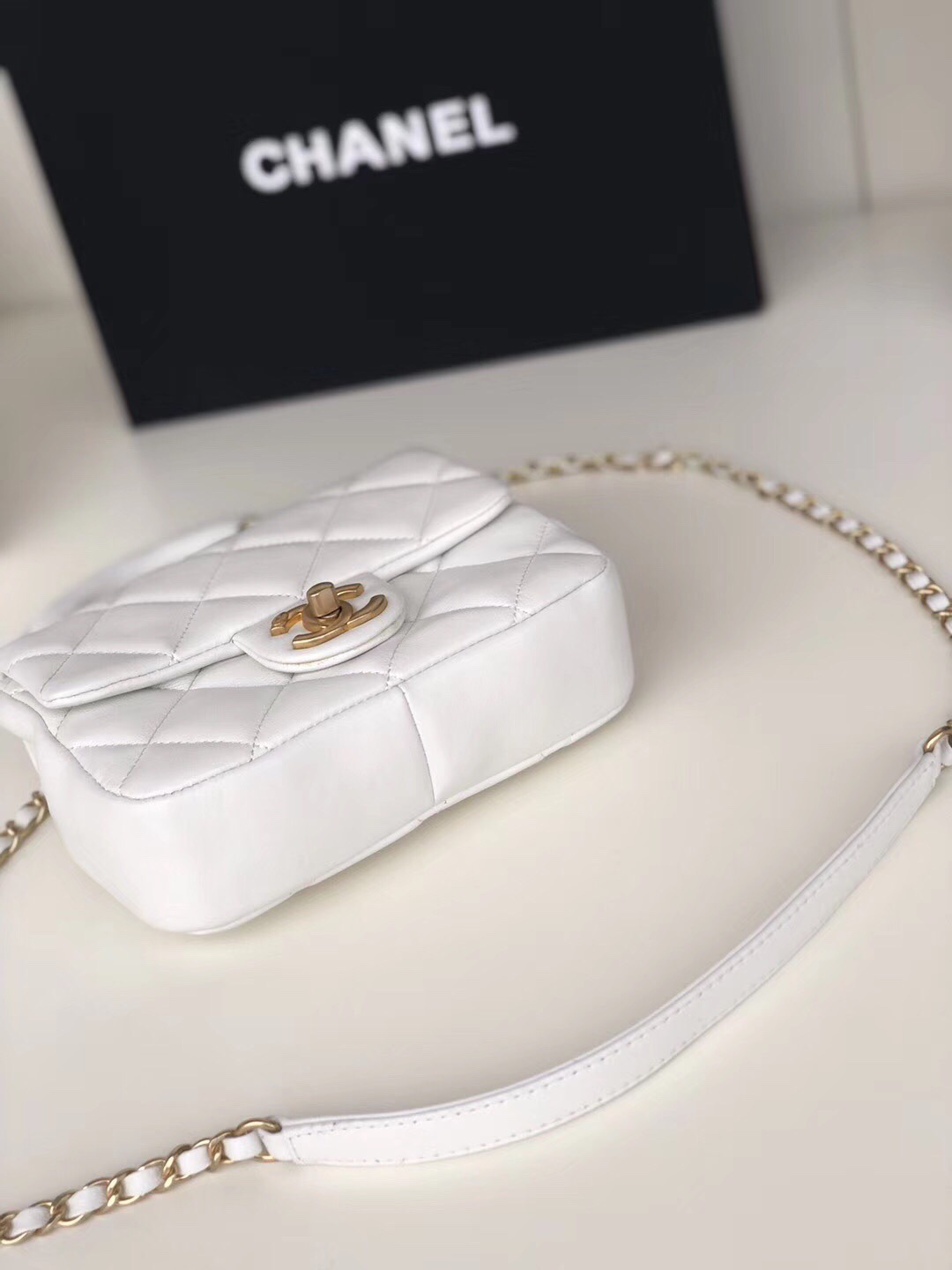 Ch**el small circular handle bag lambskin white as1357 20 x 18 x 7.5 cm
