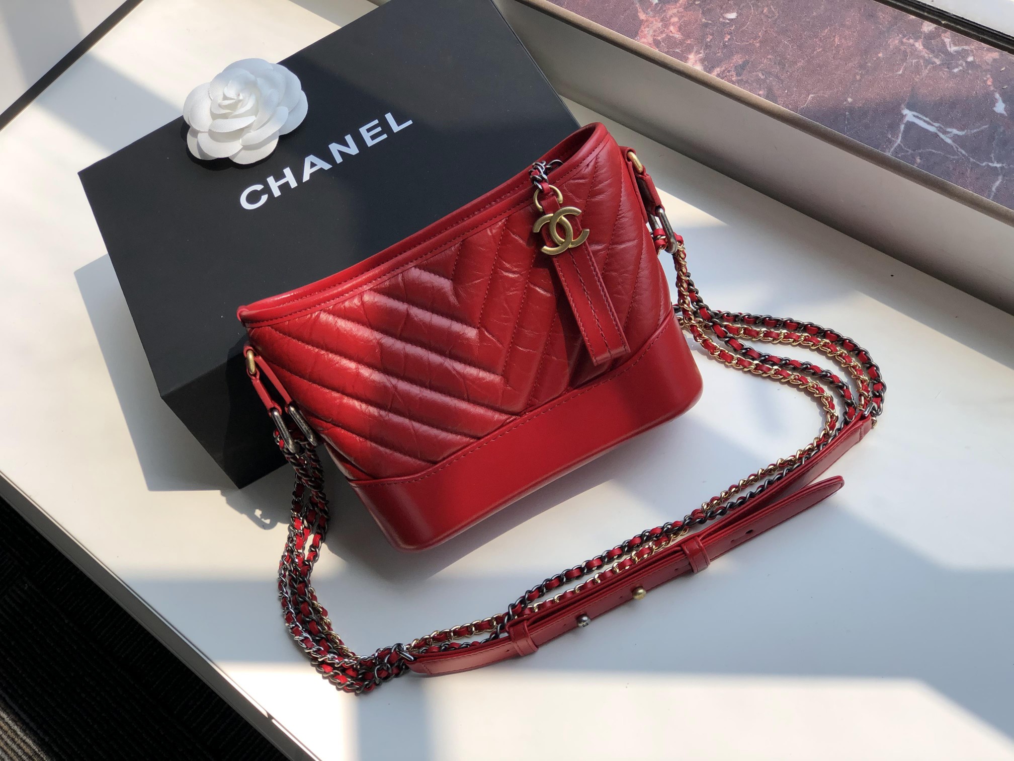 Ch**el small gabrielle chevron hobo bag aged calfskin red a91810 20 x 15 x 8 cm