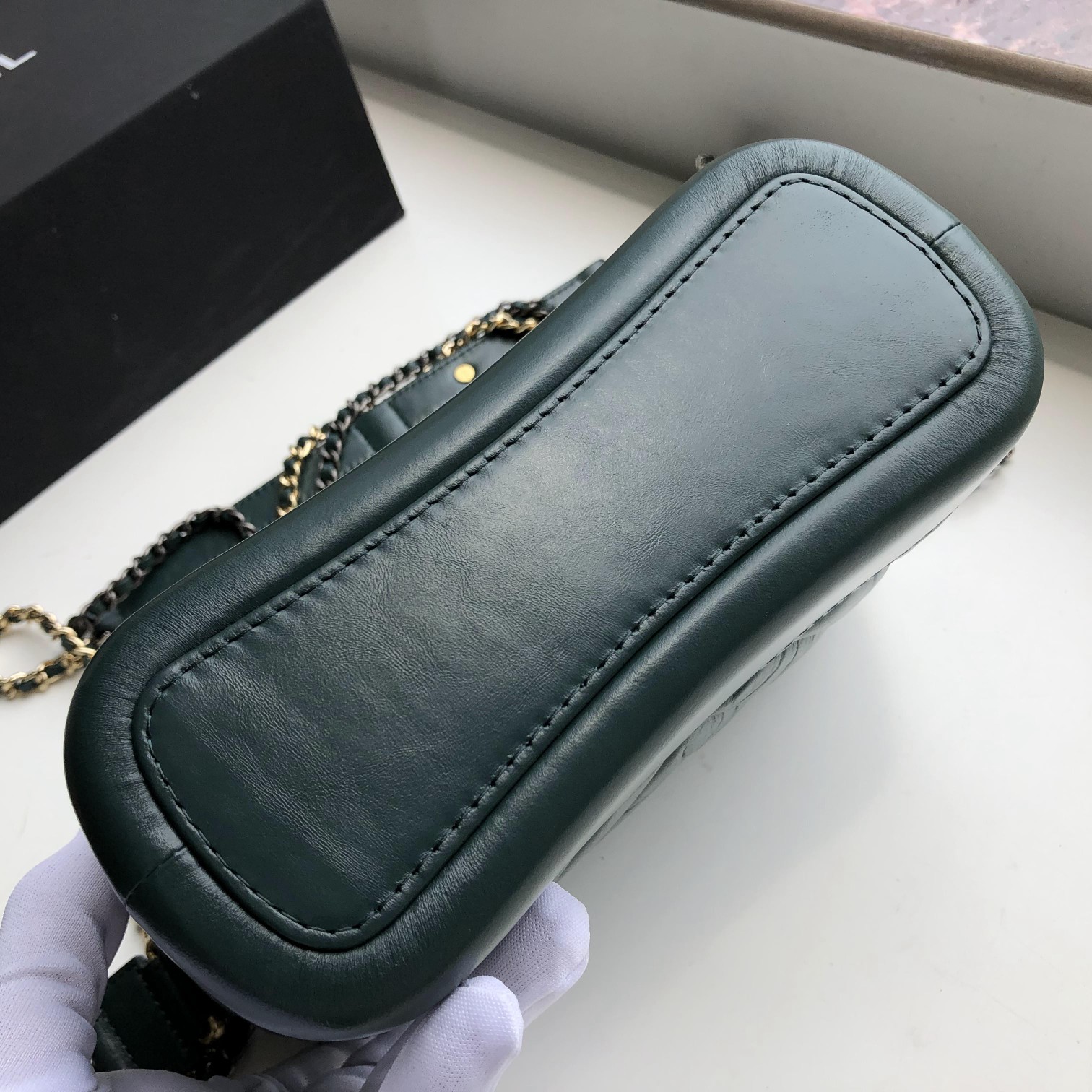 Ch**el small gabrielle chevron hobo bag aged calfskin green a91810 20 x 15 x 8 cm