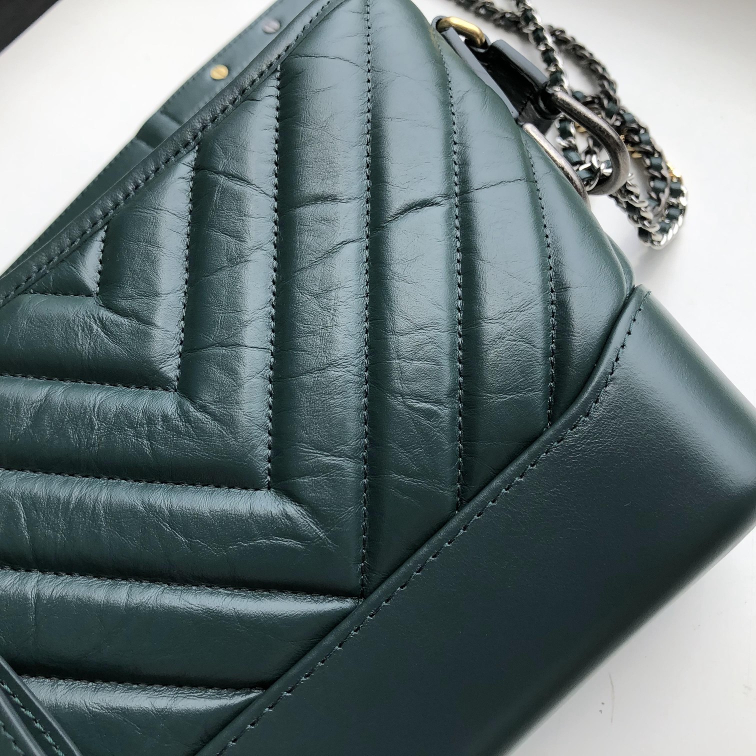 Ch**el small gabrielle chevron hobo bag aged calfskin green a91810 20 x 15 x 8 cm