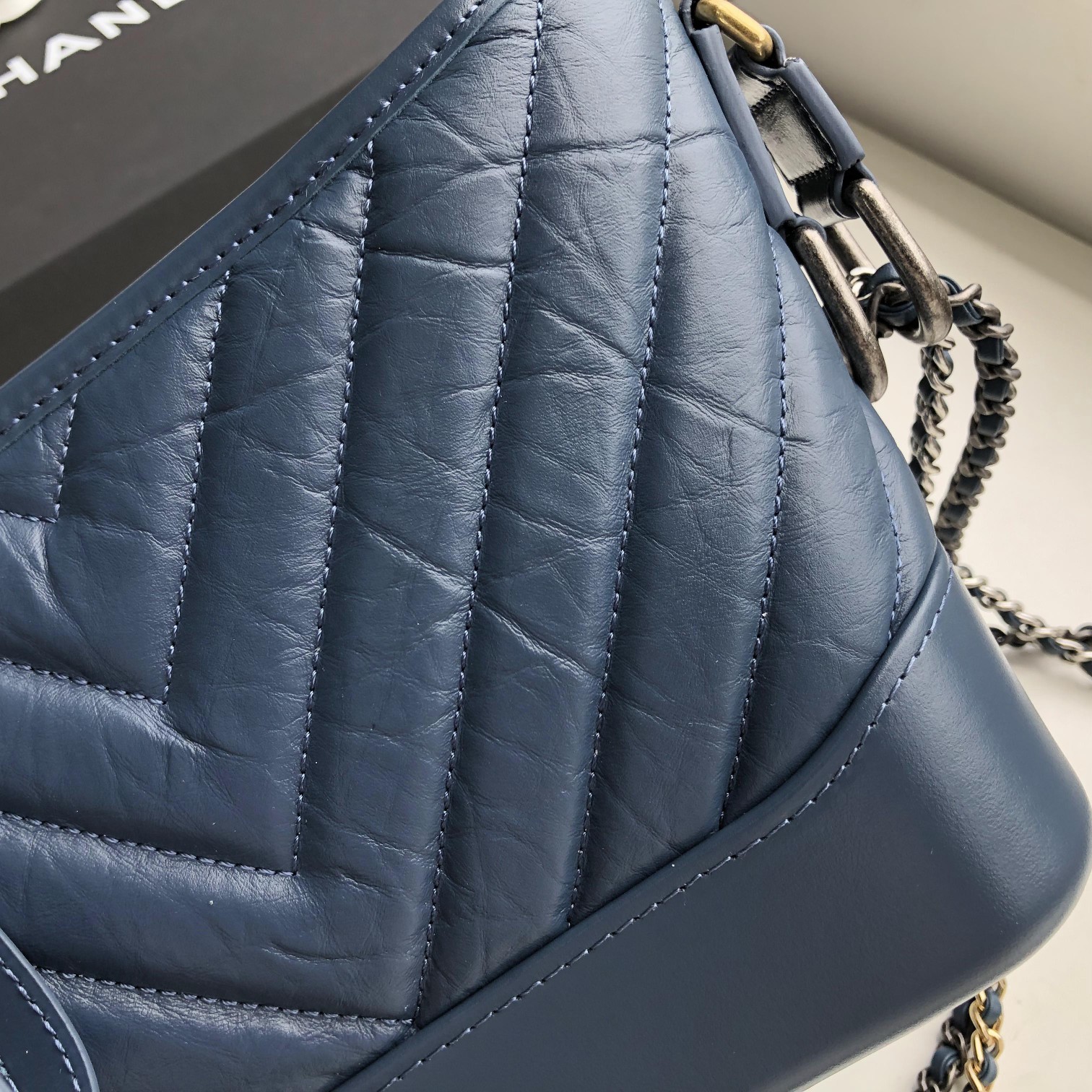 Ch**el small gabrielle chevron hobo bag aged calfskin navy blue a91810 20 x 15 x 8 cm