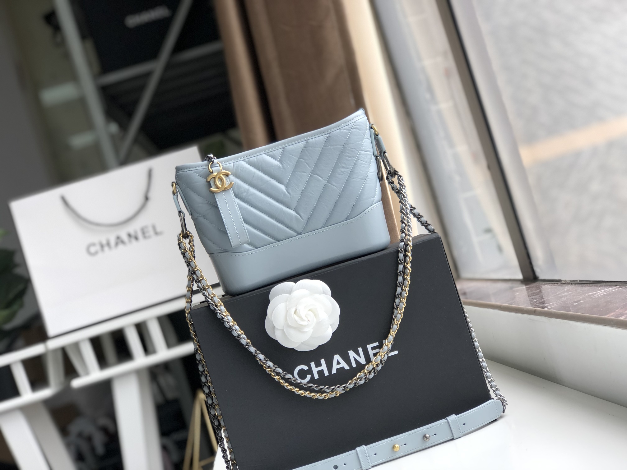 Ch**el small gabrielle chevron hobo bag aged calfskin sky blue a91810 20 x 15 x 8 cm