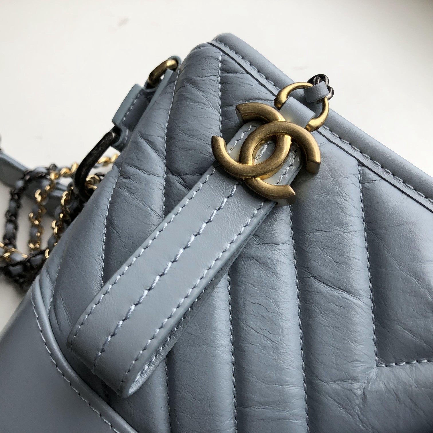 Ch**el small gabrielle chevron hobo bag aged calfskin sky blue a91810 20 x 15 x 8 cm