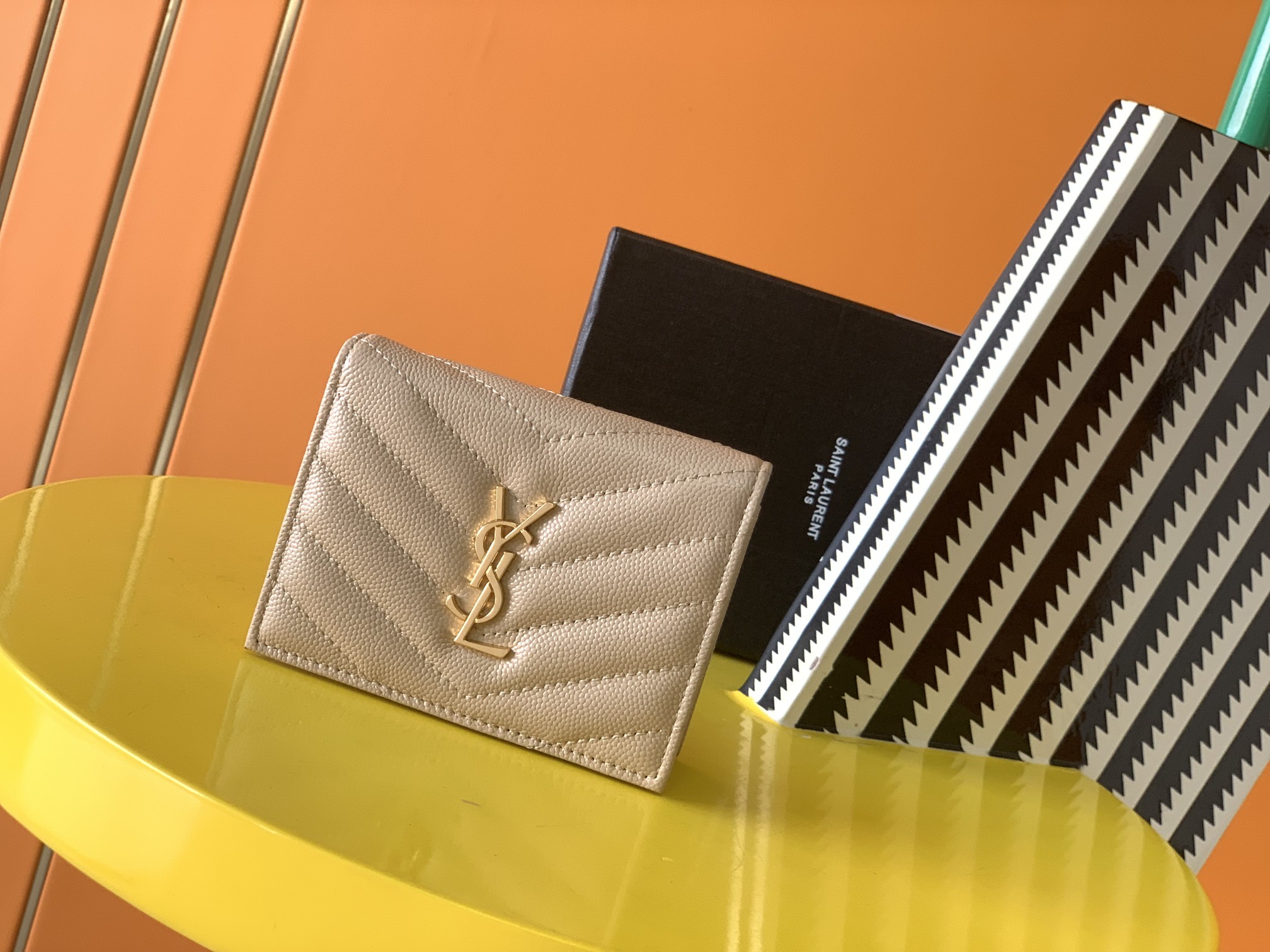 Y51 monogram card case in grain de poudre embossed leather beige 530841 11 x 8.5 x 3 cm