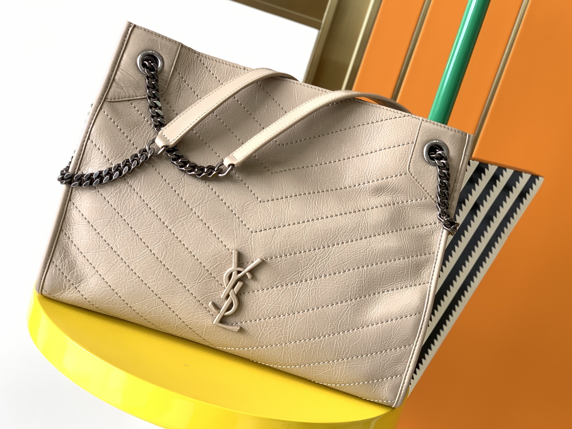 Y51 medium niki shopping bag in crinkled vintage leather creme 577999 33 x 27 x 11.5 cm