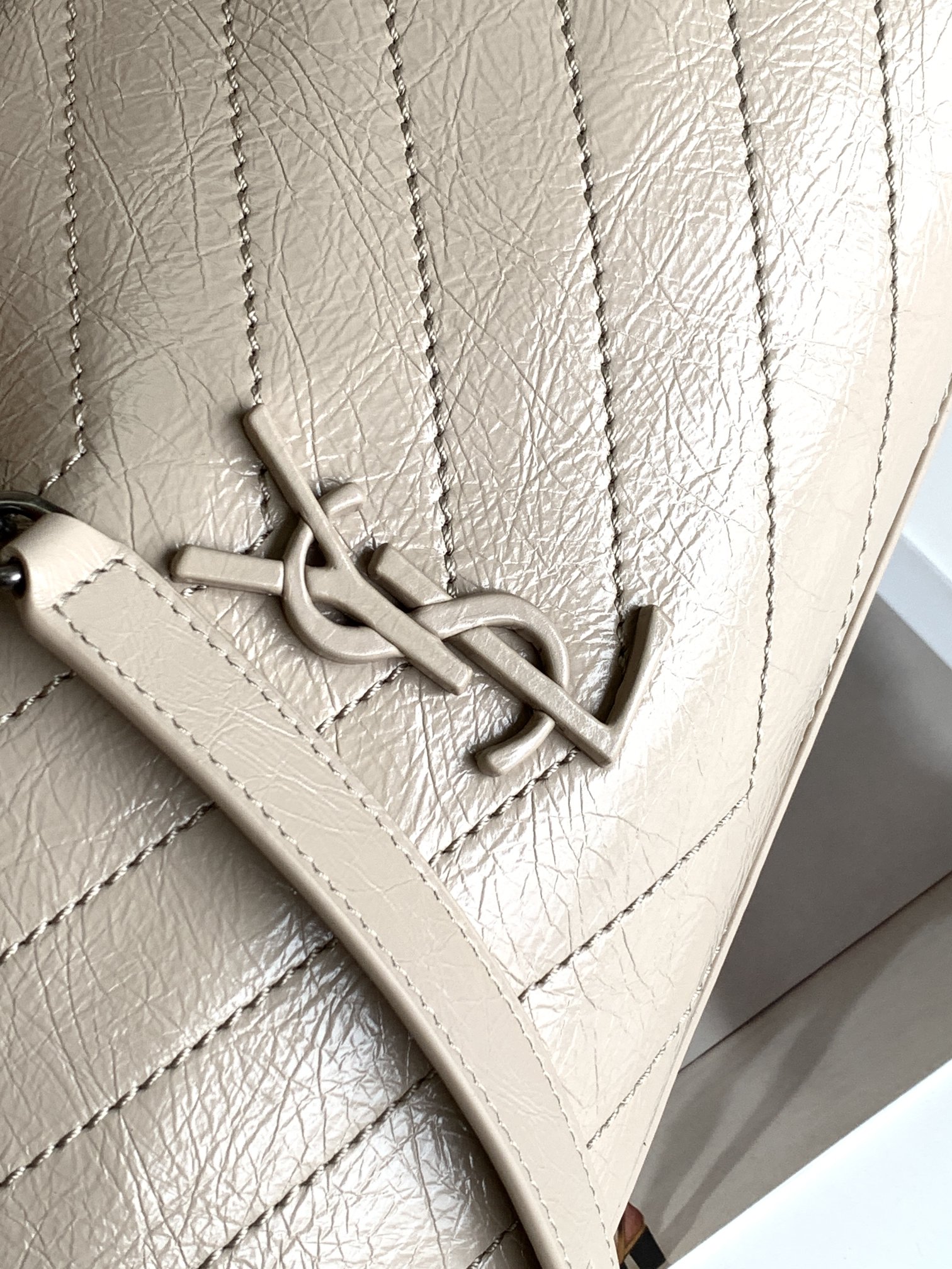 Y51 medium niki shopping bag in crinkled vintage leather creme 577999 33 x 27 x 11.5 cm