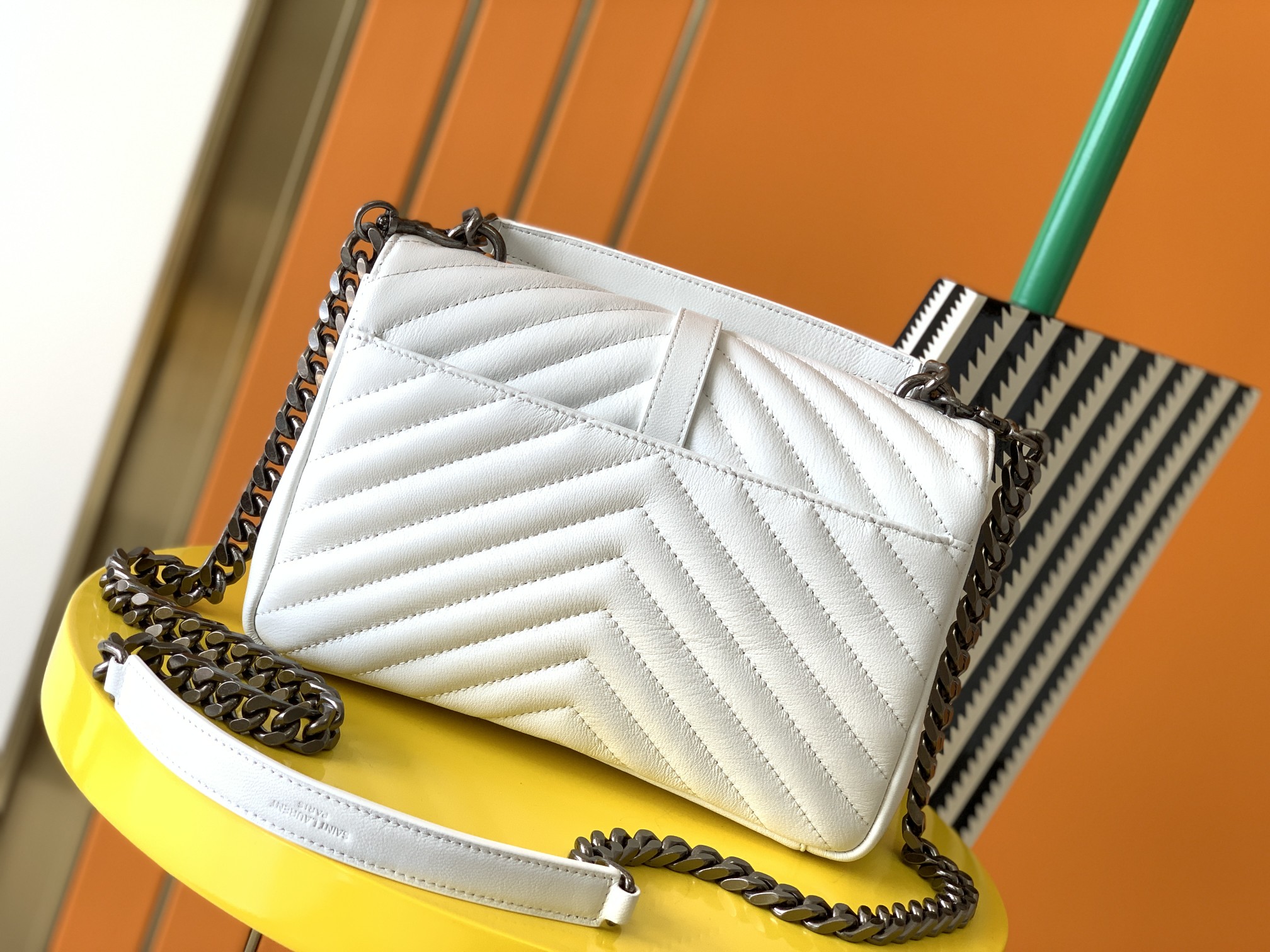 Y51 medium college in quilted leather black metal white 600279 24 x 17 x 6.5 cm