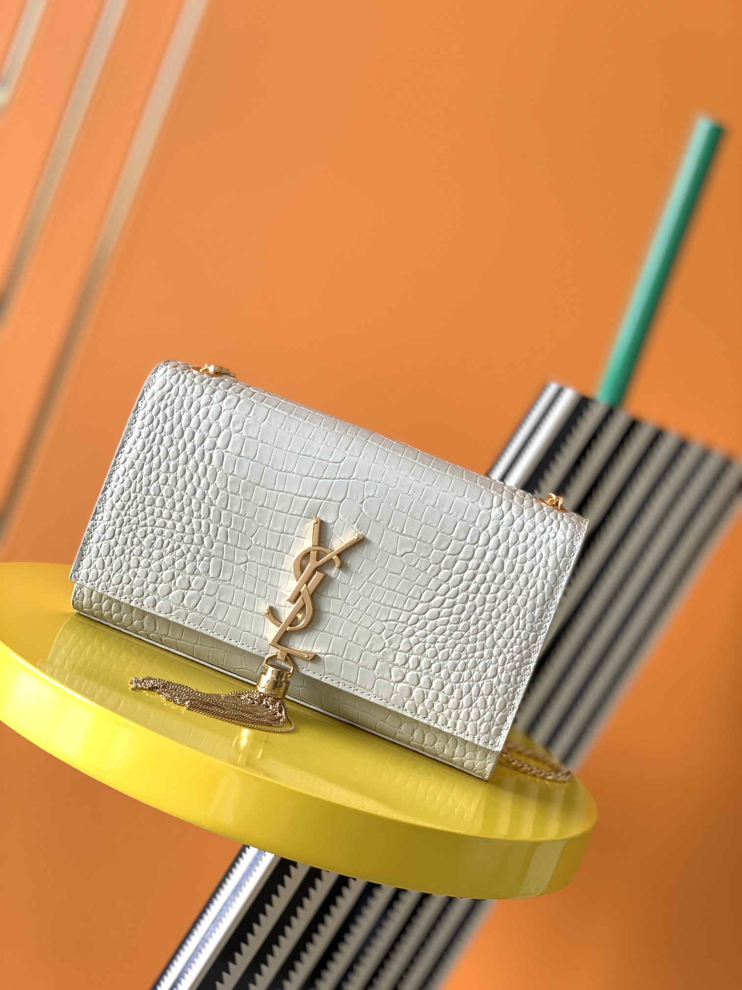 Y51 medium kate with tassel in crocodile-embossed shiny leather white 354119 24 x 14.5 x 5.5 cm