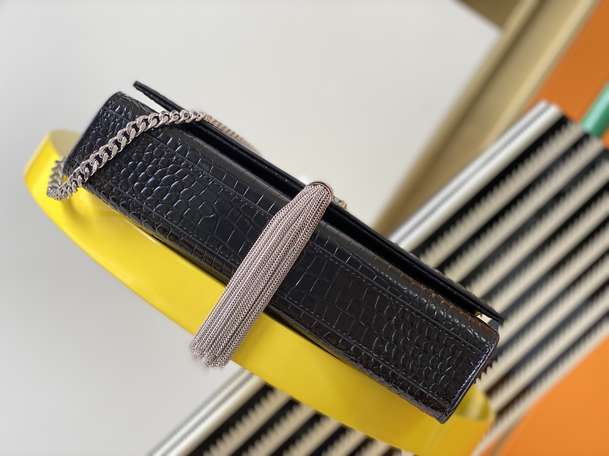 Y51 medium kate with tassel in crocodile-embossed shiny leather silver metal white 354119 24 x 14.5 x 5.5 cm