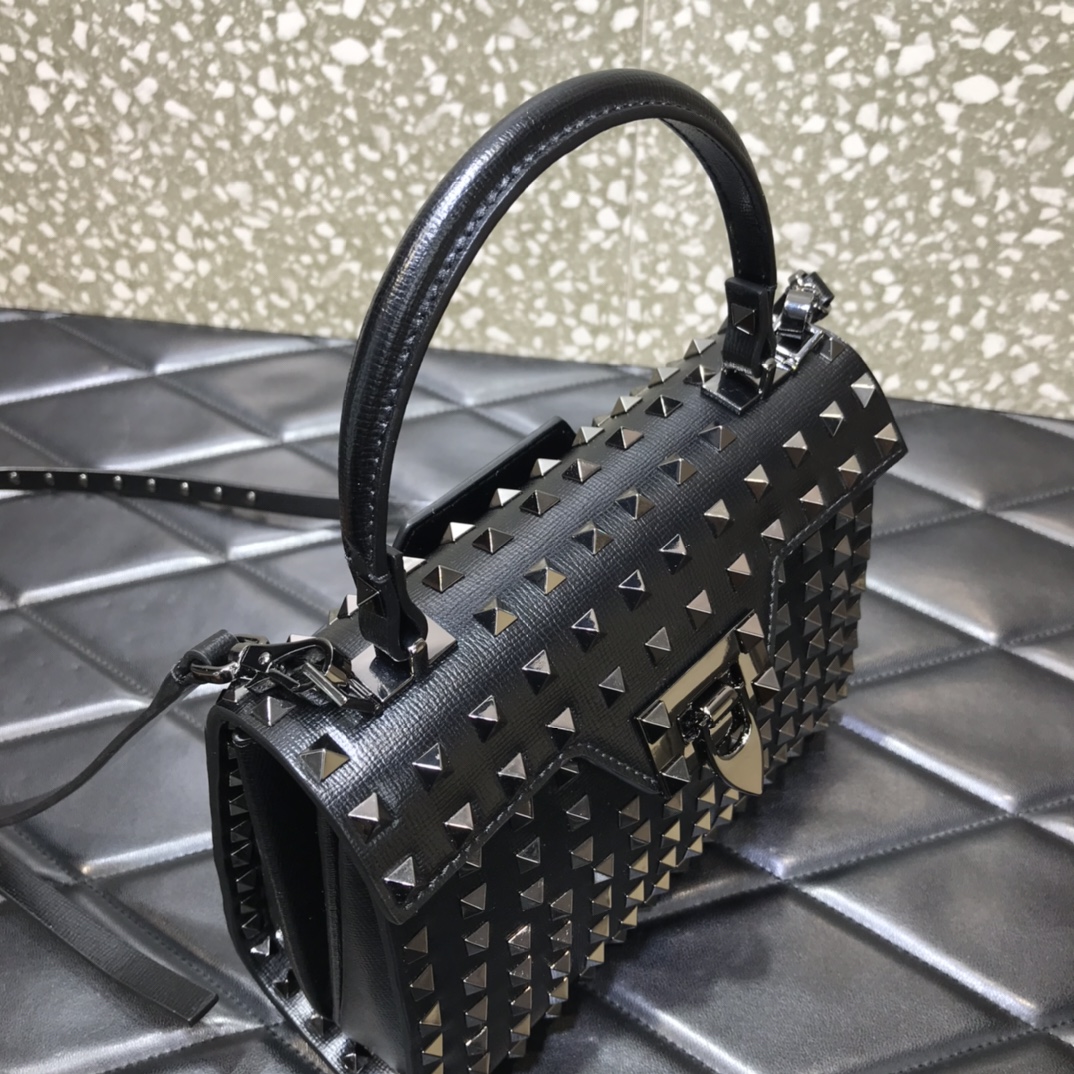 Va1e*ntin0 small rockstud alcove grainy calfskin handbag with all-over studs black metal ww2b0j71dan 22 x 17 x 9 cm