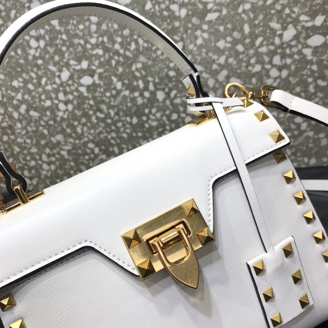 Va1e*ntin0 small garavani rockstud alcove grainy handbag white ww2b0j71wax 22 x 17 x 9 cm