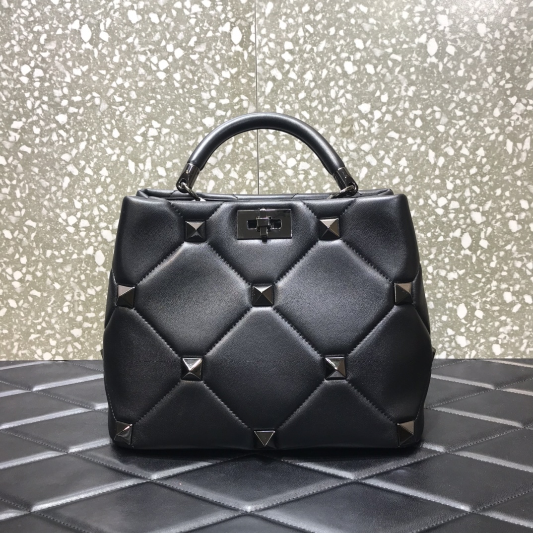 Va1e*ntin0 roman stud the handle bag in nappa black metal ww2b0i96bsf 28 x 16 x 20 cm