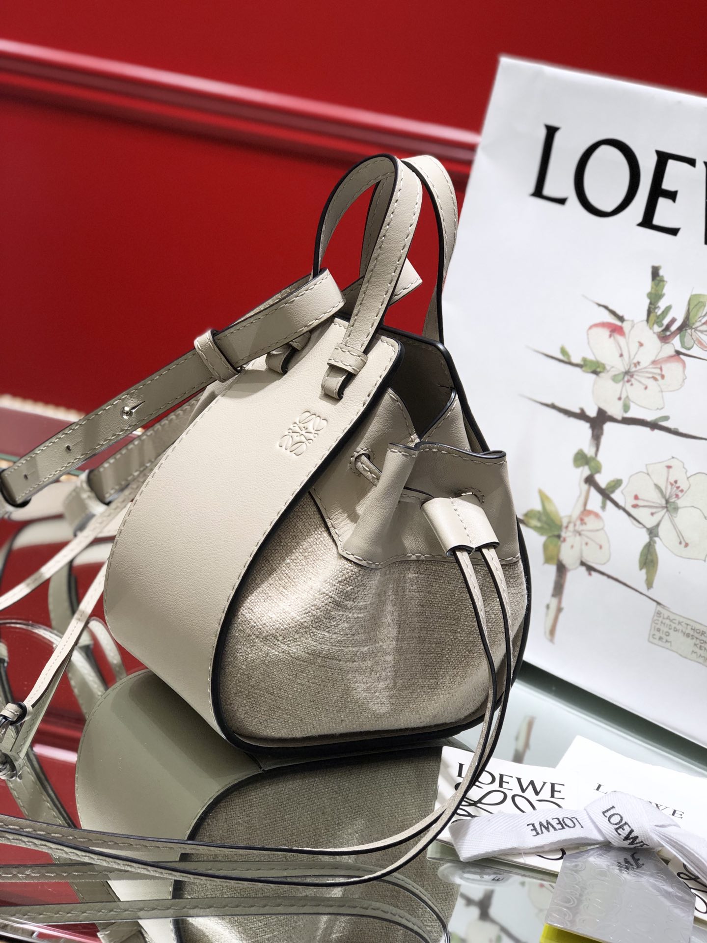 L0ew* mini hammock drawstring classic calfskin leather white 314.30.v07 19.5 x 17 x 11 cm