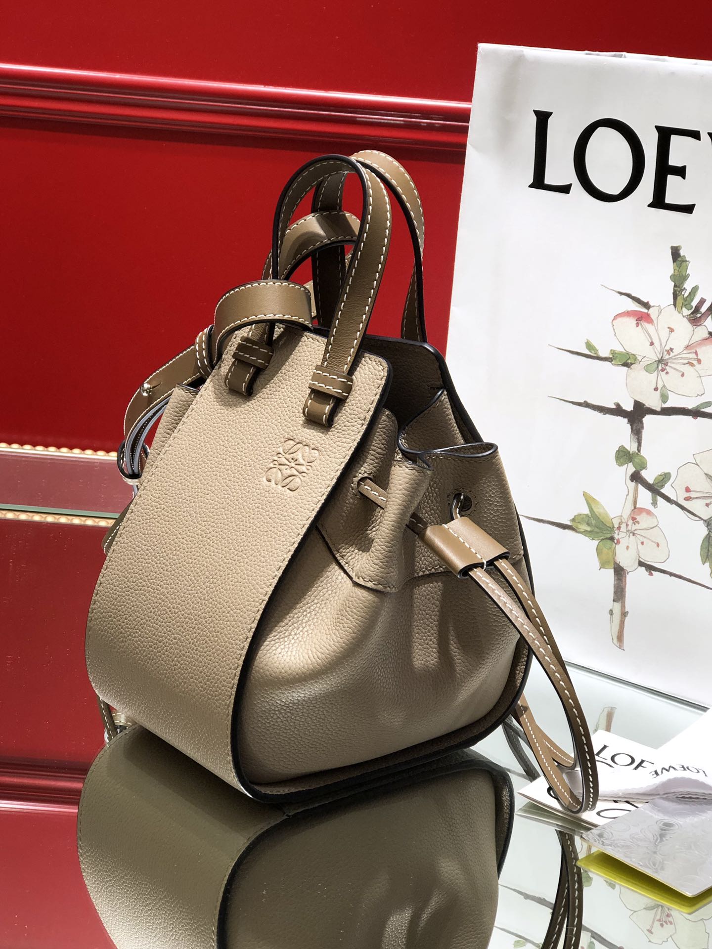 L0ew* mini hammock drawstring classic calfskin leather sand 314.30.v07 19.5 x 17 x 11 cm