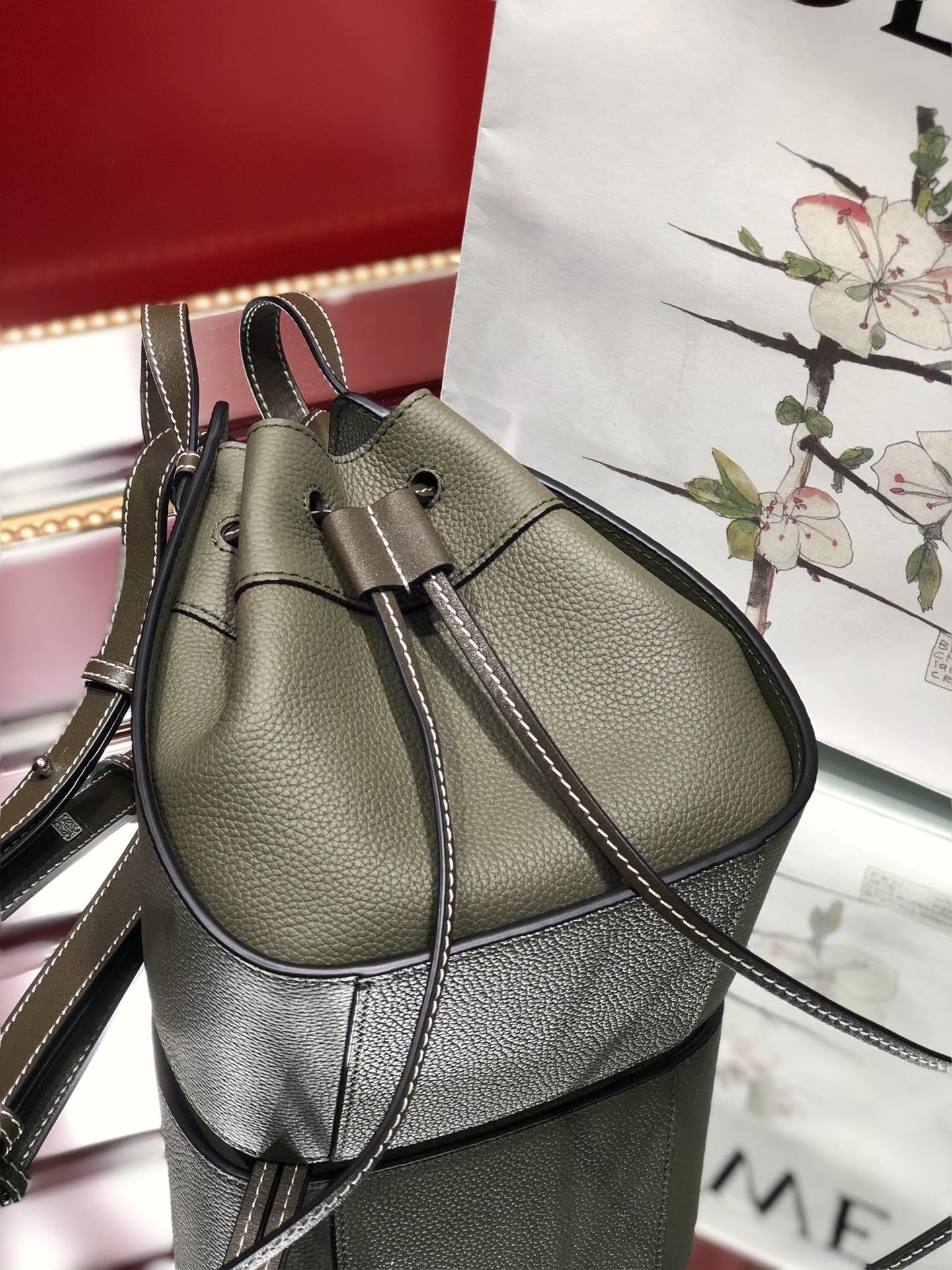 L0ew* mini hammock drawstring classic calfskin leather avocado green 314.30.v07 19.5 x 17 x 11 cm