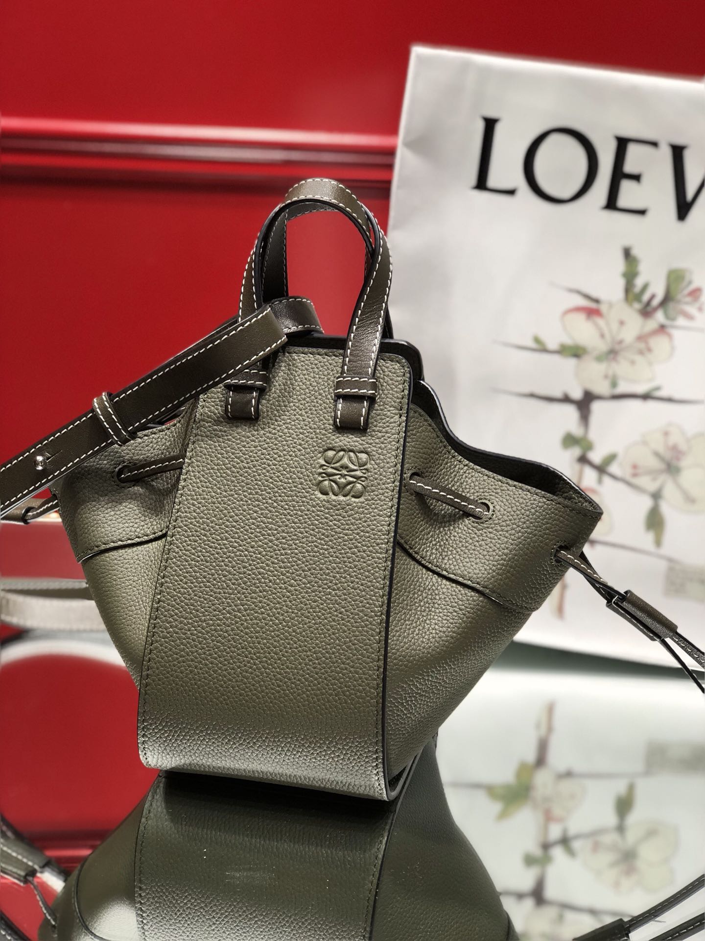 L0ew* mini hammock drawstring classic calfskin leather avocado green 314.30.v07 19.5 x 17 x 11 cm