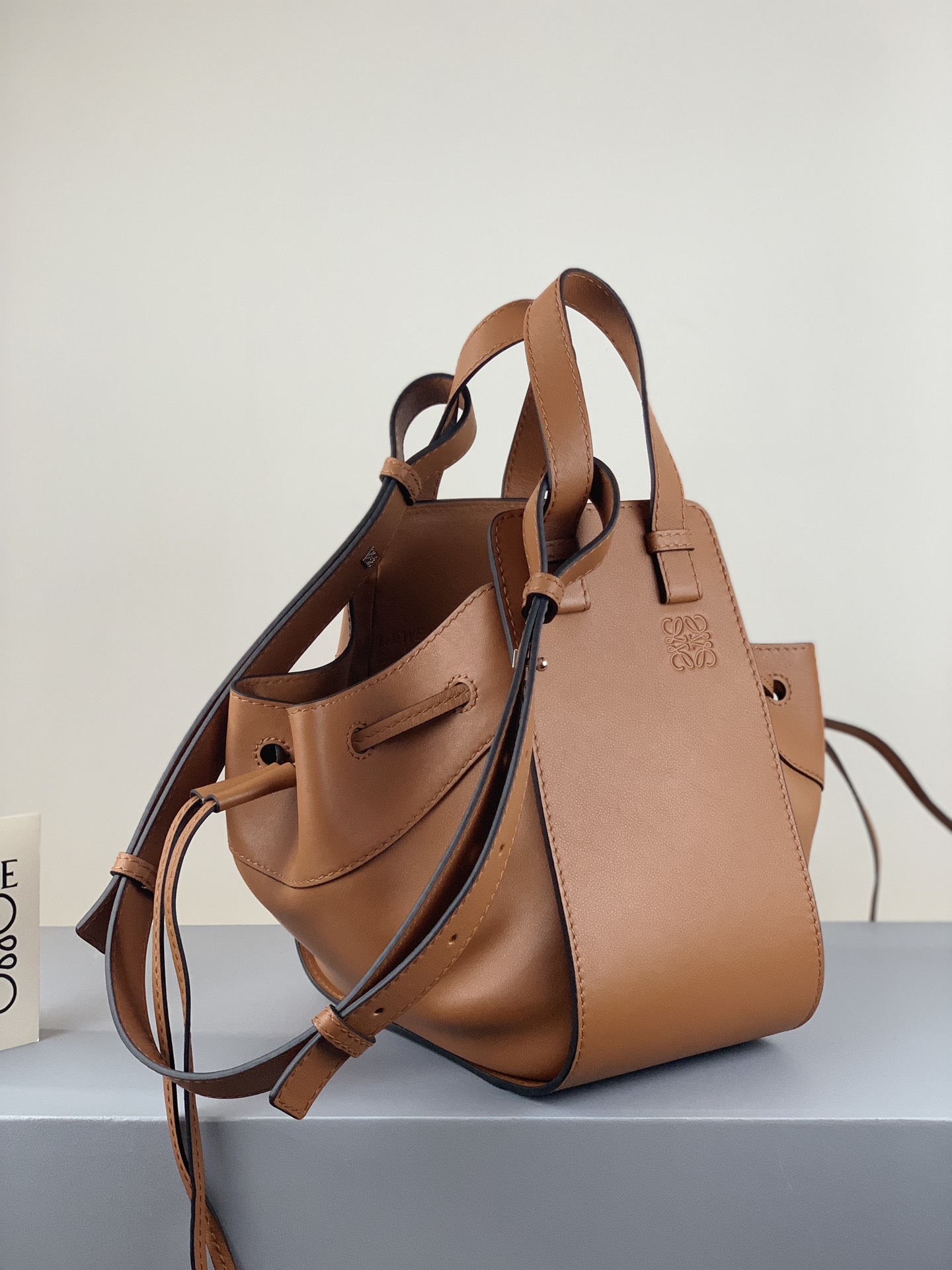 L0ew* small hammock bag cassic calfskin leather tan 387.30.s35 26 x 21 x 14 cm