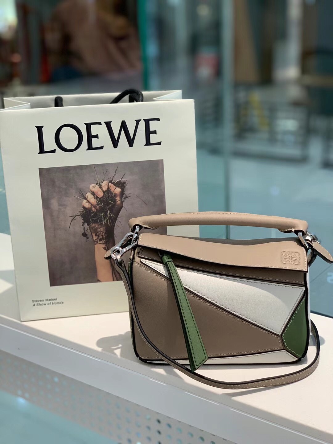L0ew* mini puzzle bag classic calfskin leather sand/white a510u95x34 18 x 12.5 x 8 cm
