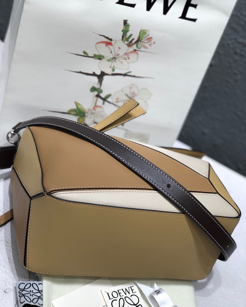 L0ew* small puzzle bag cassic calfskin leather sand/white a510s21x55 24 x 14 x 11 cm