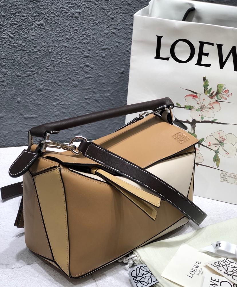 L0ew* small puzzle bag cassic calfskin leather sand/white a510s21x55 24 x 14 x 11 cm