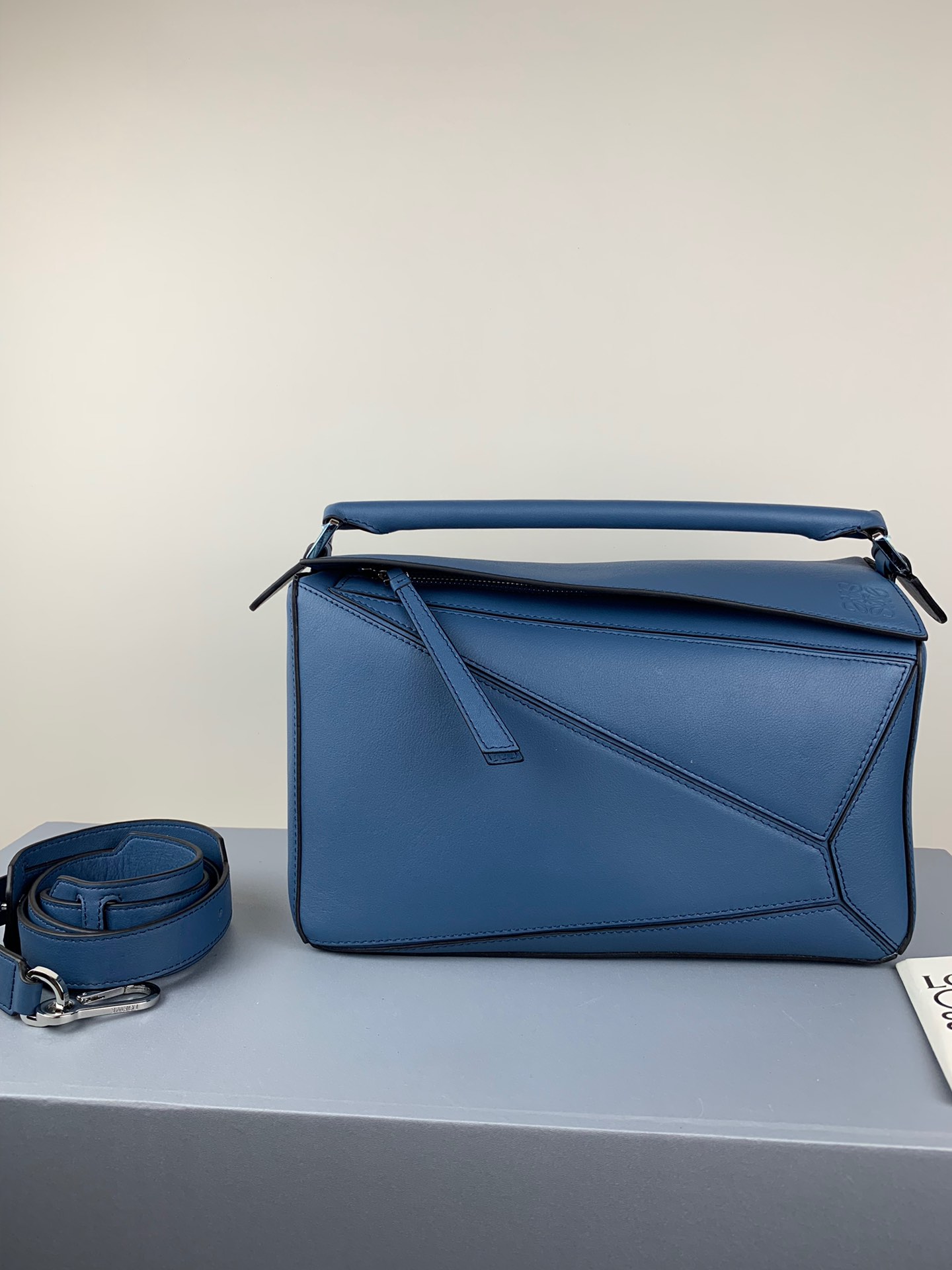 L0ew* medium puzzle bag classic calfskin yale blue 322.30.s20 29 x 18 x 12 cm