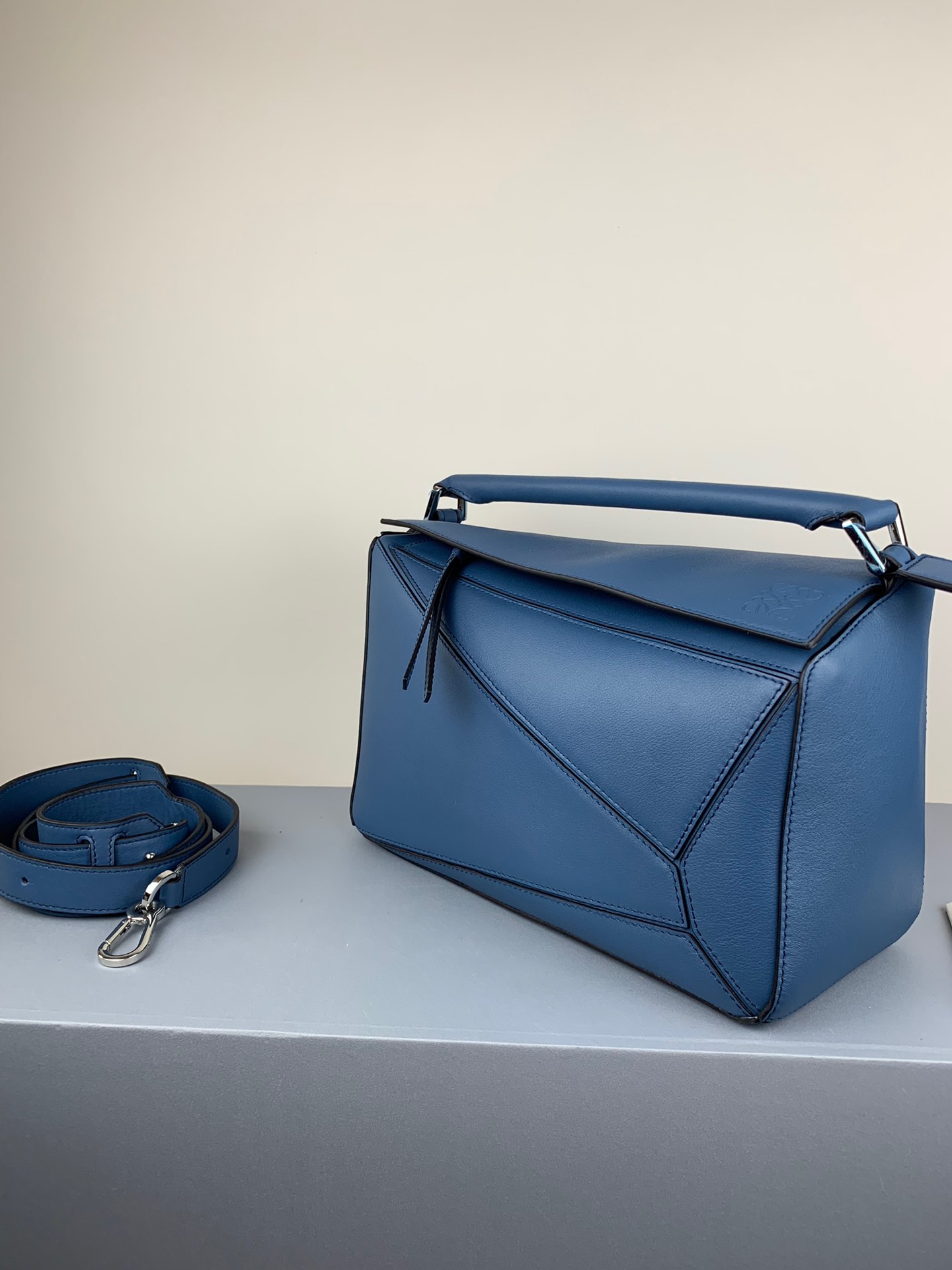 L0ew* medium puzzle bag classic calfskin yale blue 322.30.s20 29 x 18 x 12 cm