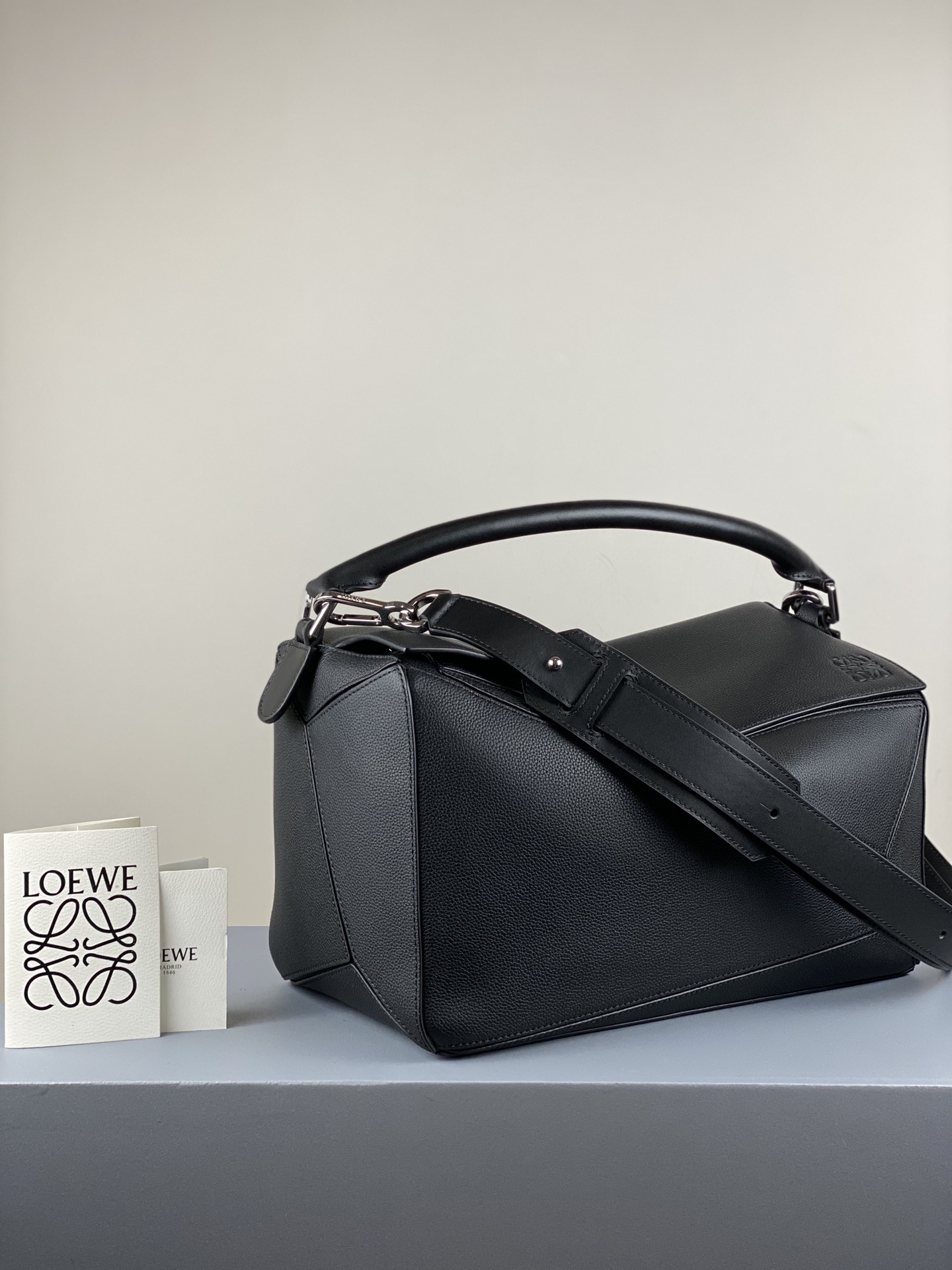 L0ew* large puzzle edge bag grained calfskin black b510140x01 35 × 17 × 24 cm