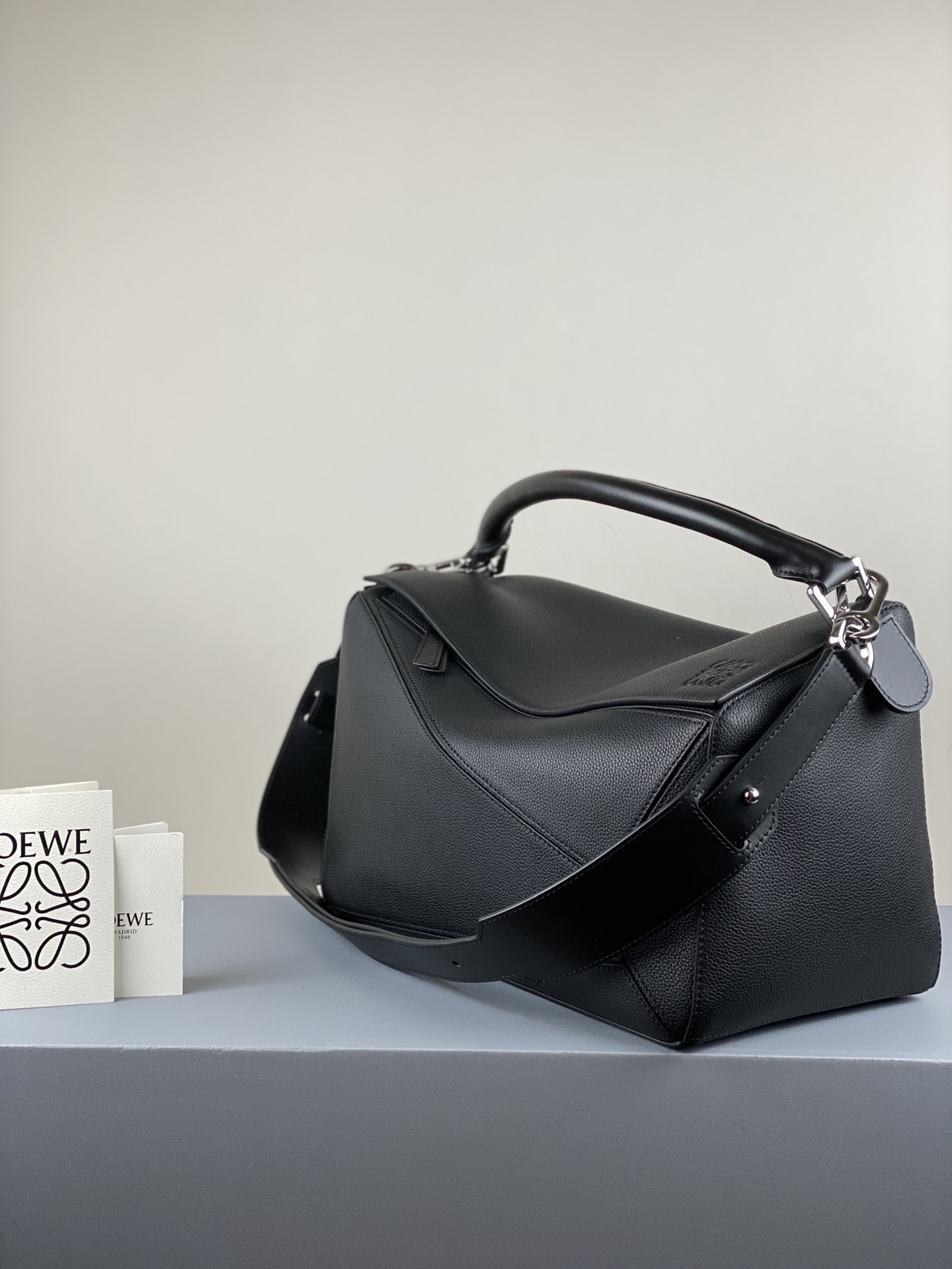 L0ew* large puzzle edge bag grained calfskin black b510140x01 35 × 17 × 24 cm
