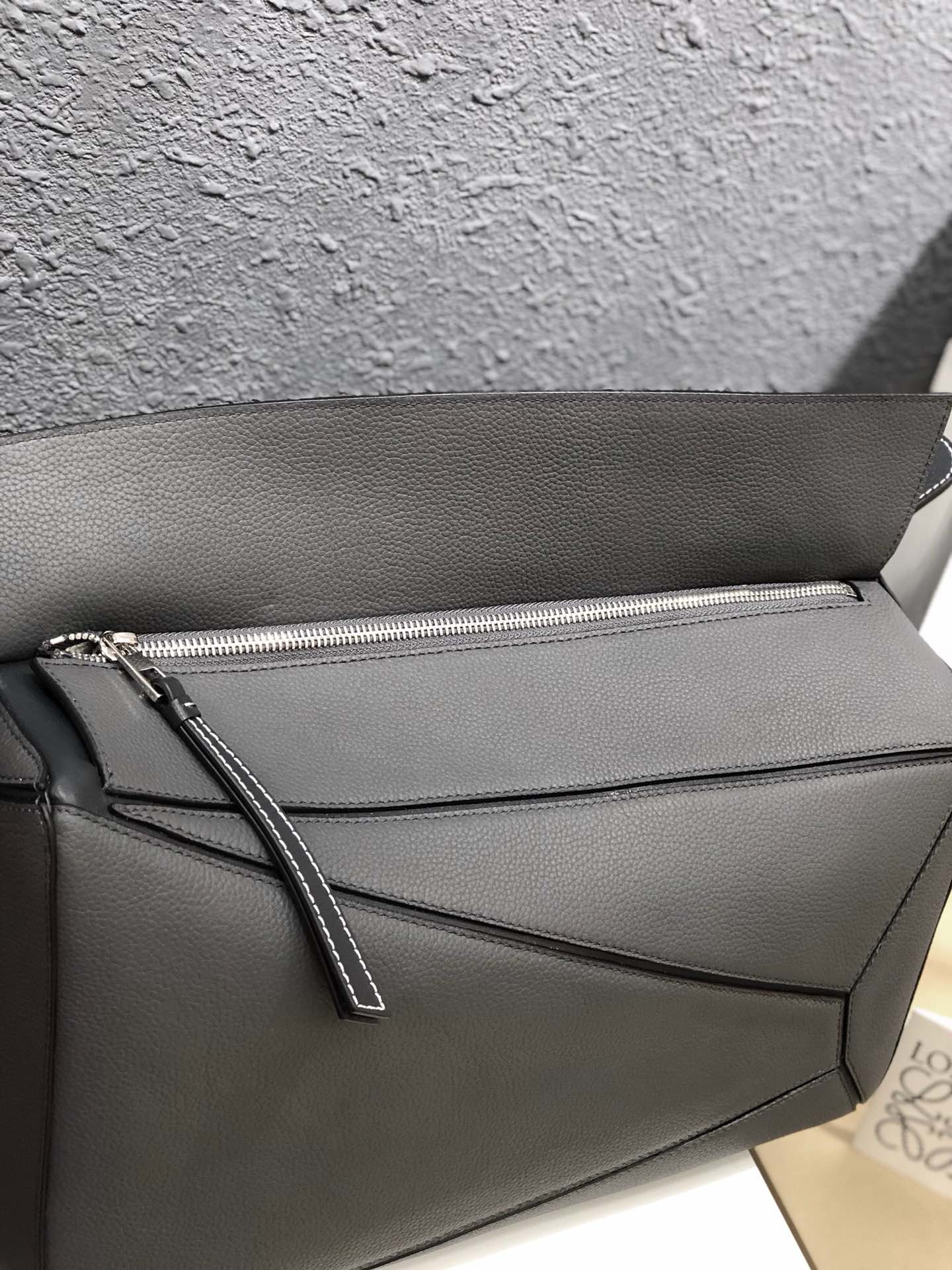 L0ew* large puzzle edge bag grained calfskin anthracite grey b510140x01 35 × 17 × 24 cm