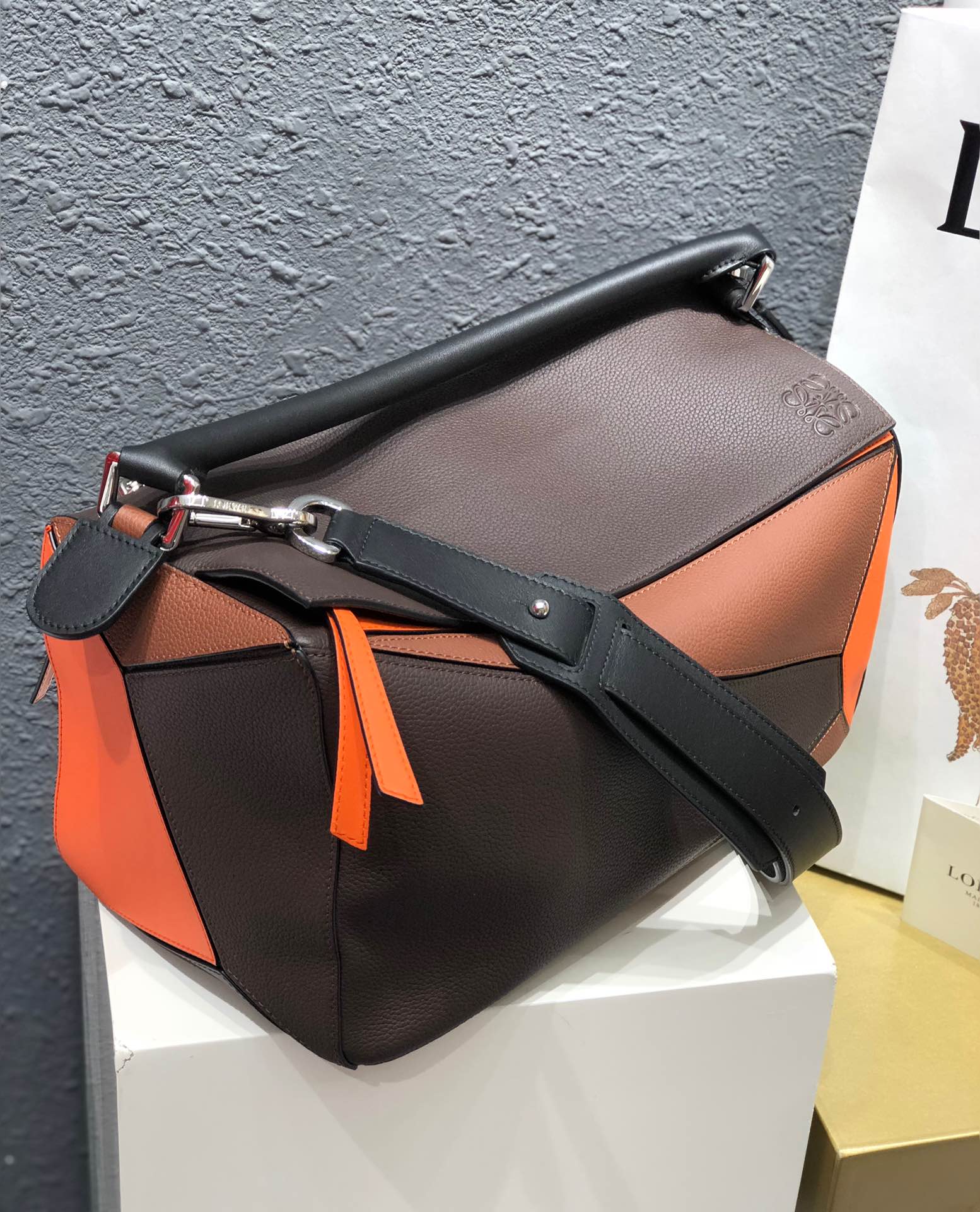 L0ew* large puzzle edge bag grained calfskin black/neon orange b510140x01 35 × 17 × 24 cm