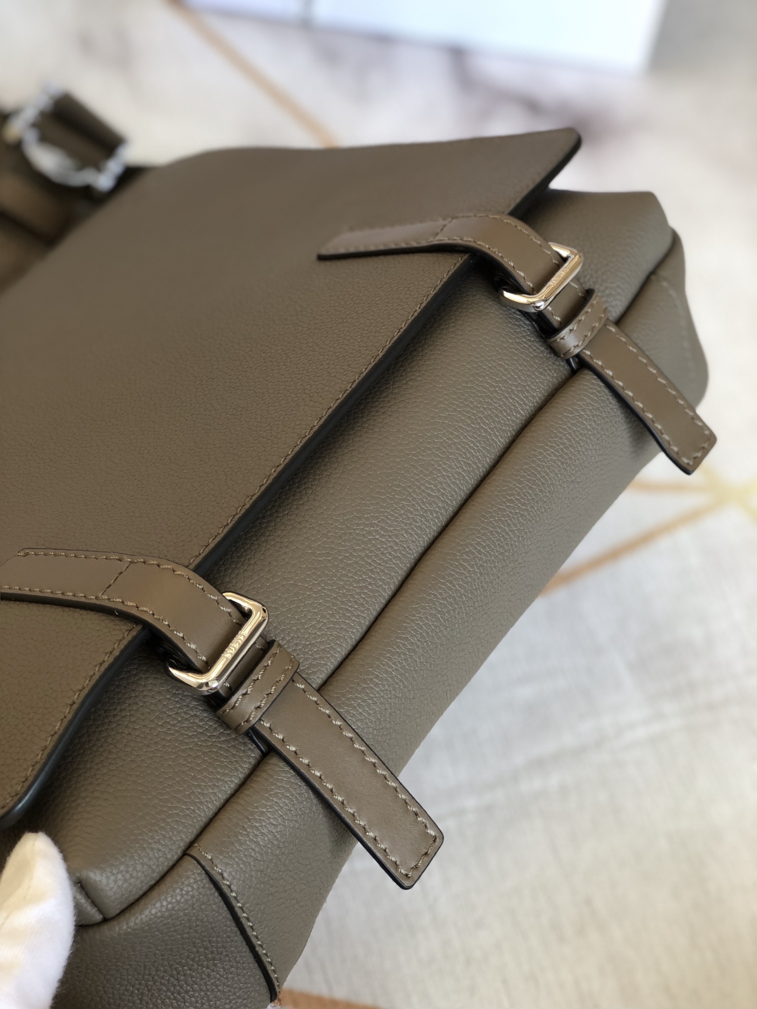 L0ew* military messenger bag soft grained calfskin dark moss b553a14x03 33 x 10 x 25 cm