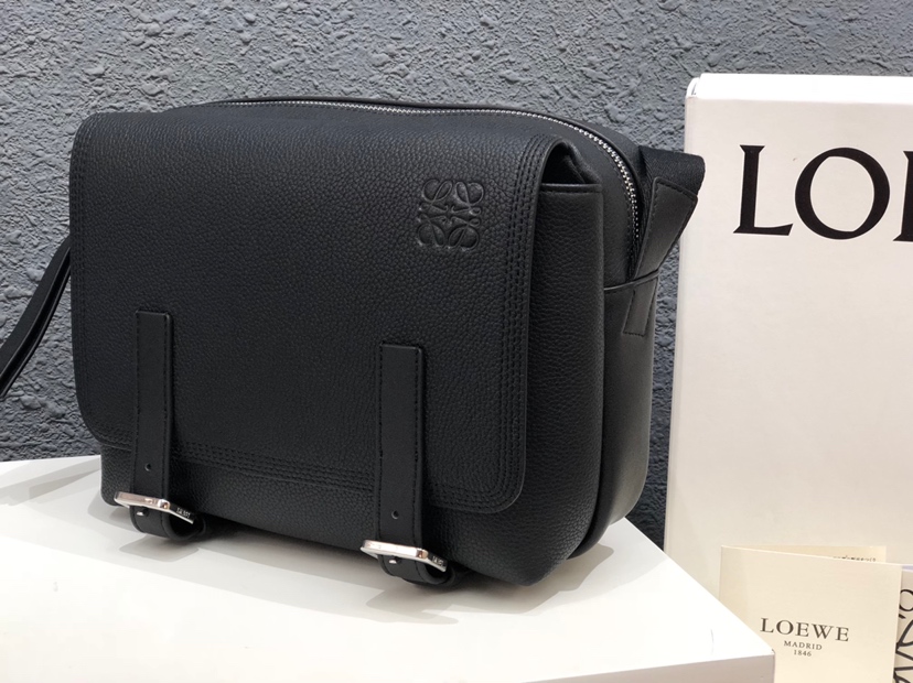 L0ew* xs military messenger bag soft grained calfskin black 317.12aa72 24.5 × 18 × 10.5 cm