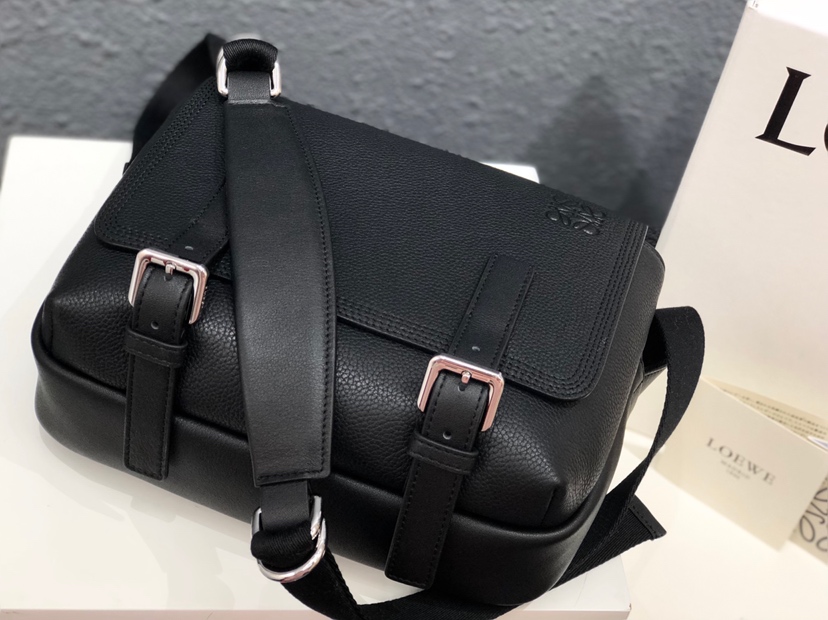 L0ew* xs military messenger bag soft grained calfskin black 317.12aa72 24.5 × 18 × 10.5 cm