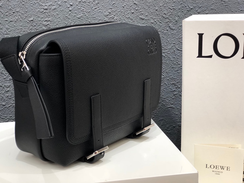 L0ew* xs military messenger bag soft grained calfskin black 317.12aa72 24.5 × 18 × 10.5 cm