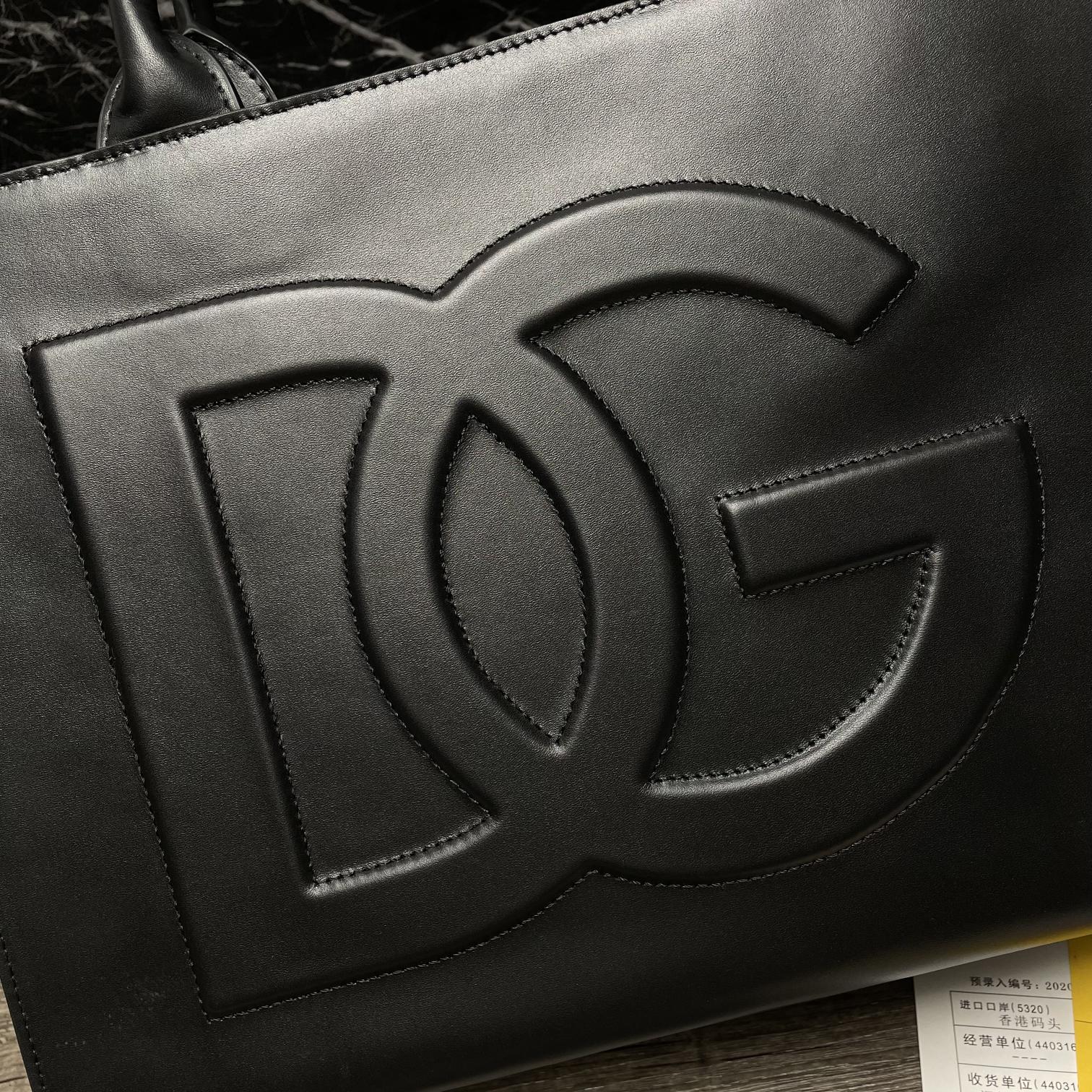 d01ce & Gab*a*a small dg daily shopper calfskin black bb7023 36 x 28.5 x 13 cm