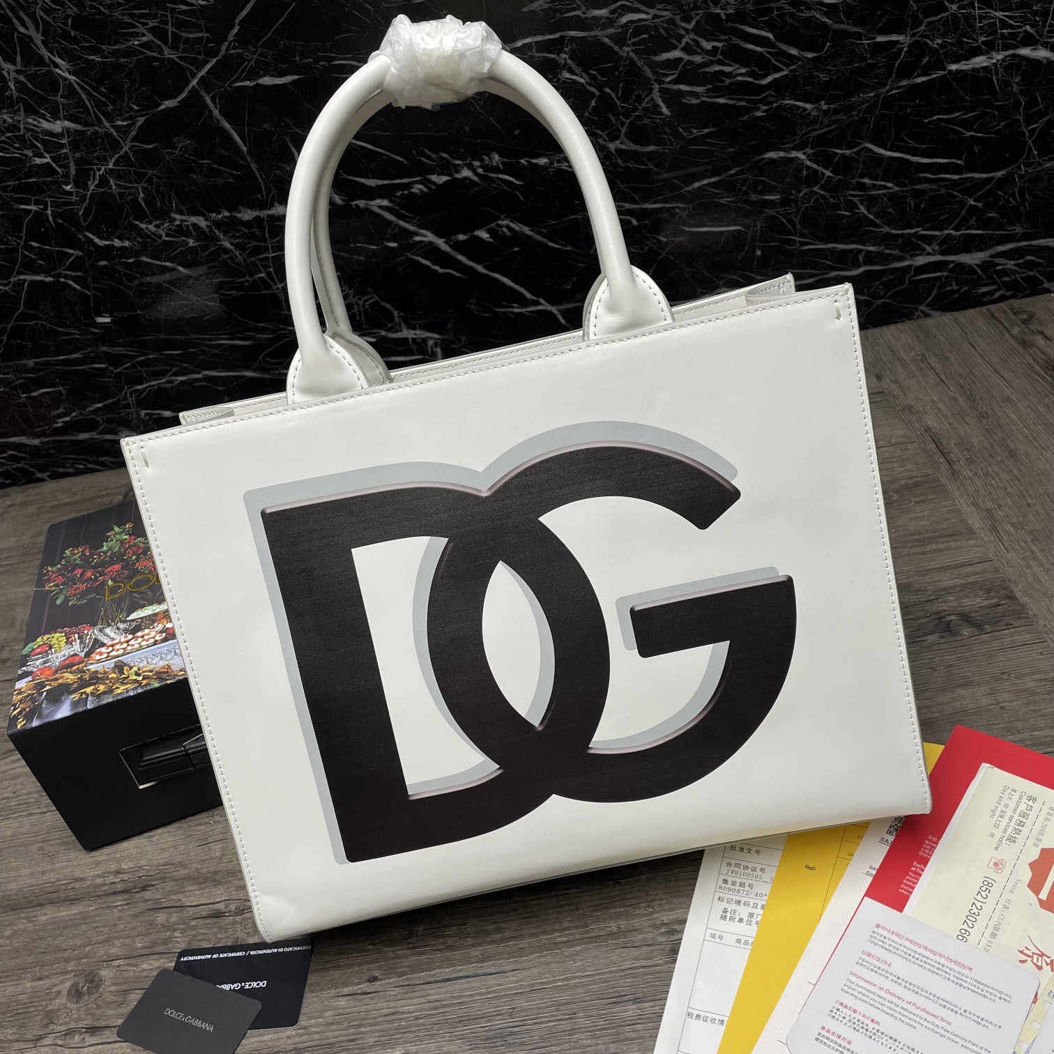 d01ce & Gab*a*a small dg daily shopper with dg logo print calfskin white bb7023 36 x 28.5 x 13 cm