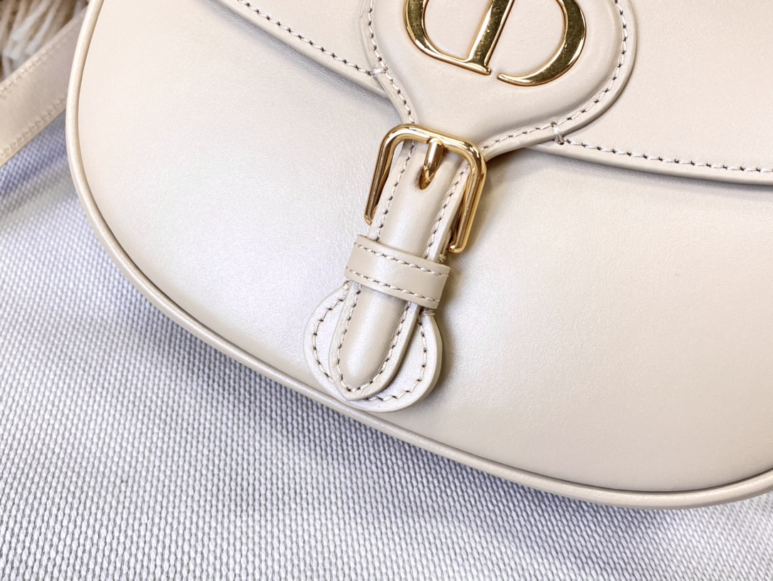 D10r medium bobby bag beige box calfskin m9319umol 22 x 7 x 18 cm