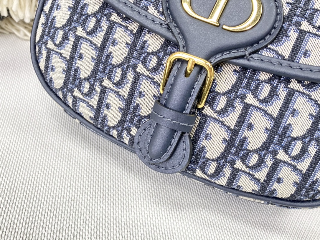 medium D10r bobby bag blue oblique jacquard 22 x 17 x 6 cm