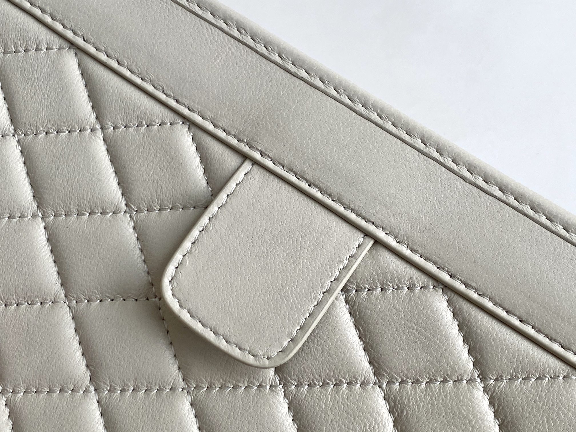 Y51 victoire baby clutch lambskin leather white 65736118 28.5 × 19.5 × 5.5 cm