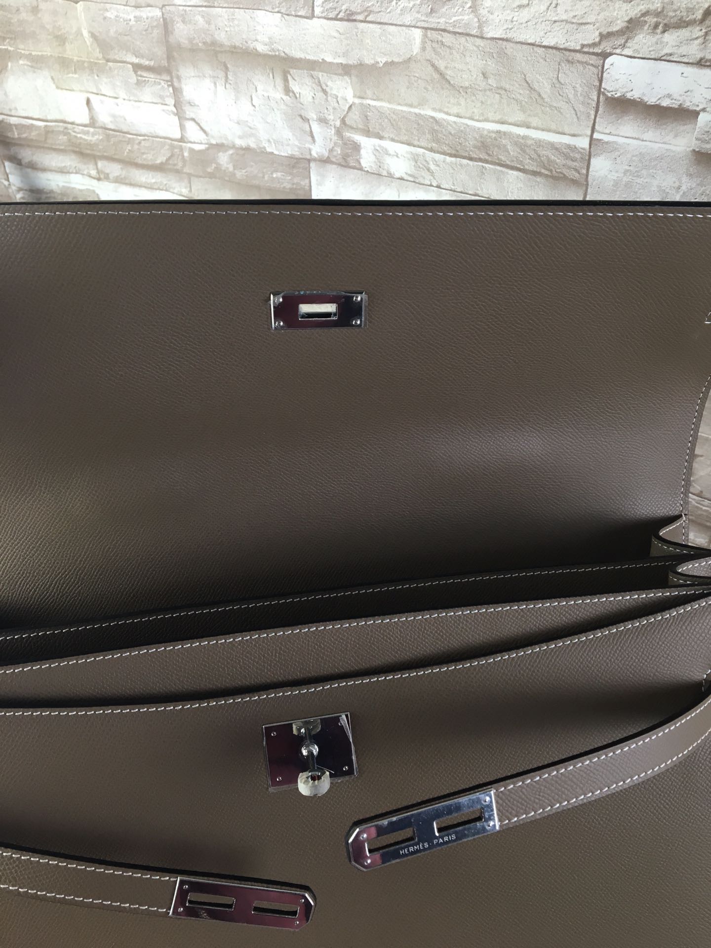 H**me5 kelly depeche briefcase epsom gold hardware taupe 38 cm