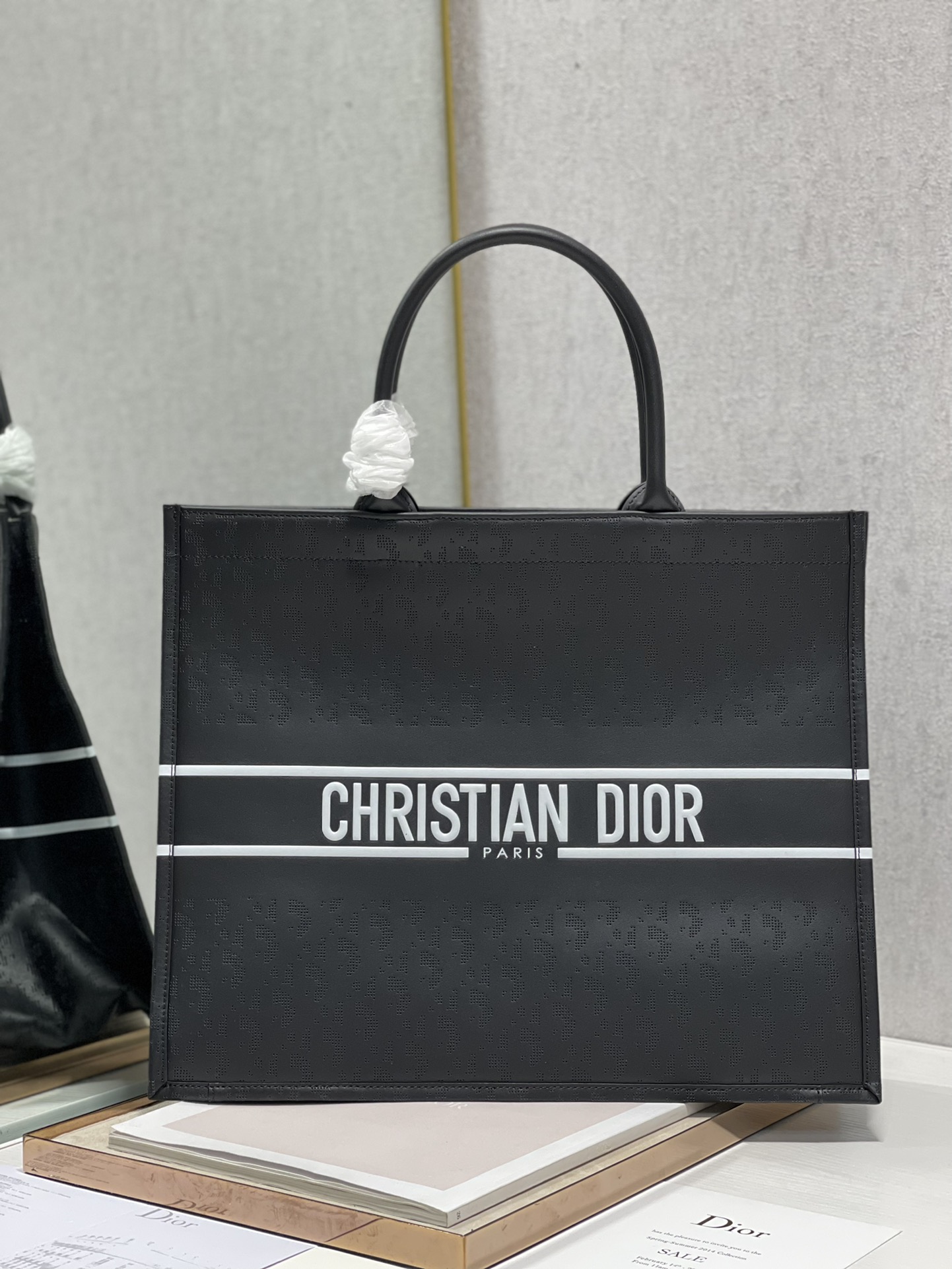 D10r book tote black leather m1286 41 x 32 cm