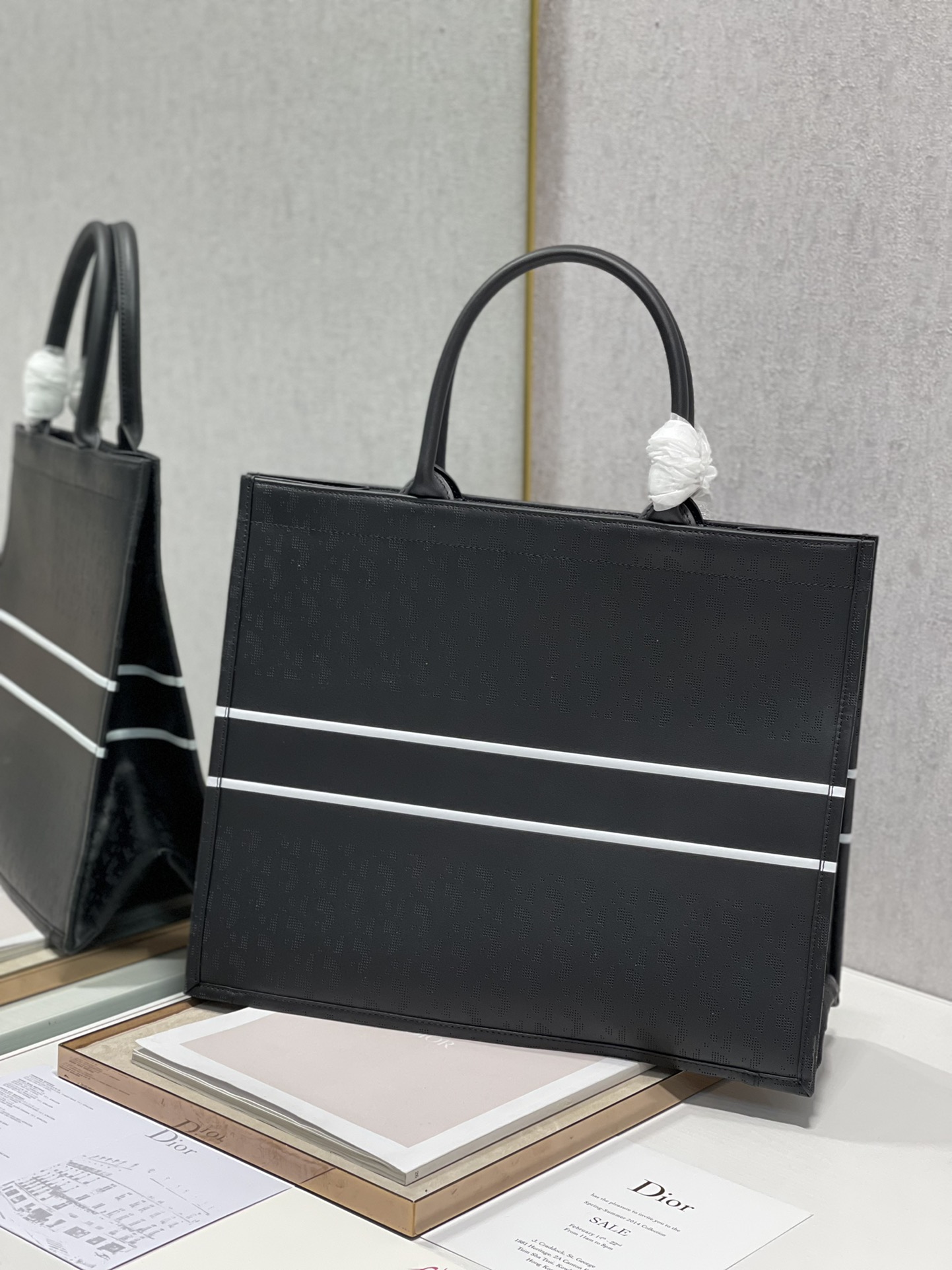 D10r book tote black leather m1286 41 x 32 cm