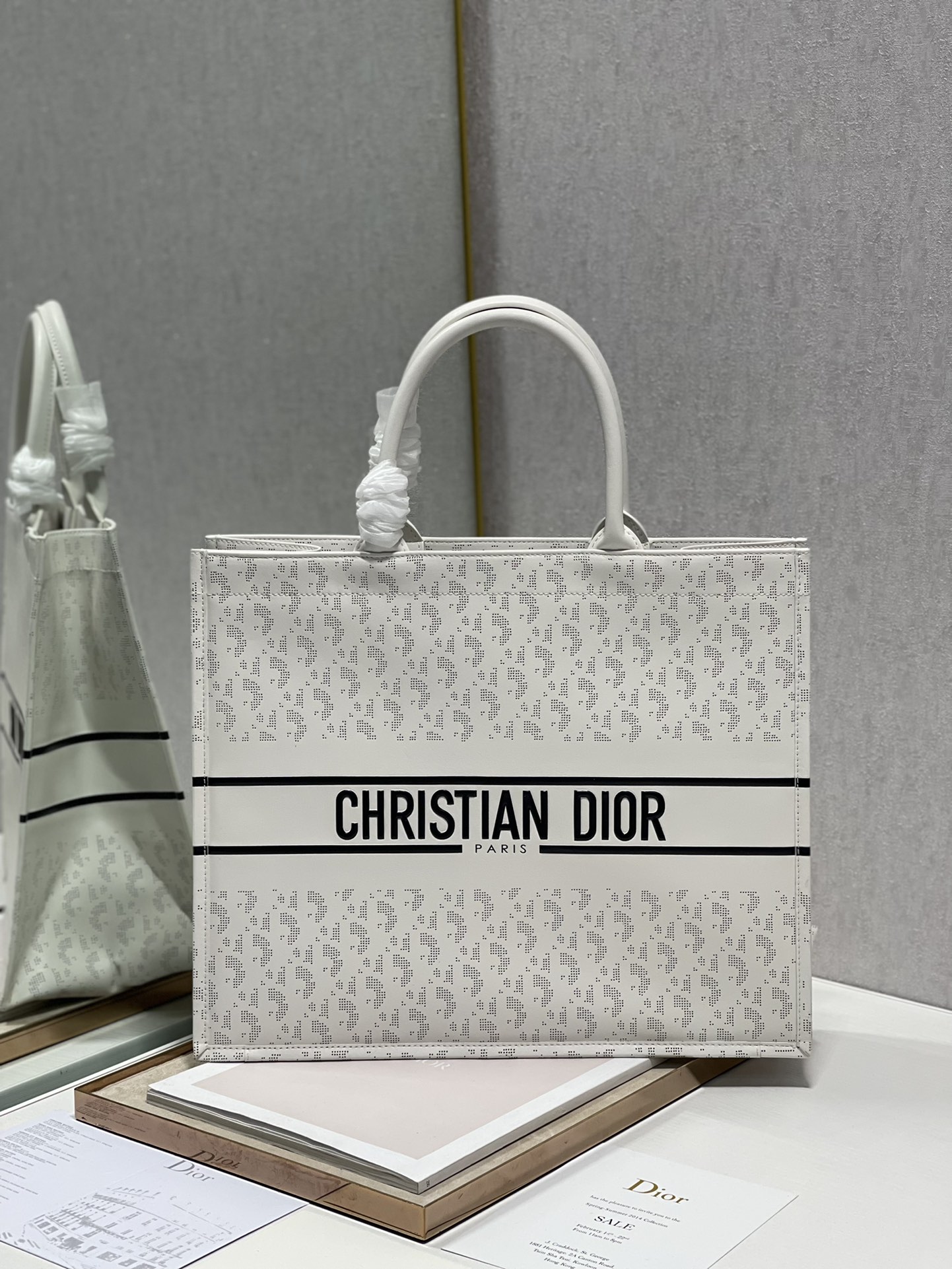 D10r book tote white leather m1286 41 x 32 cm