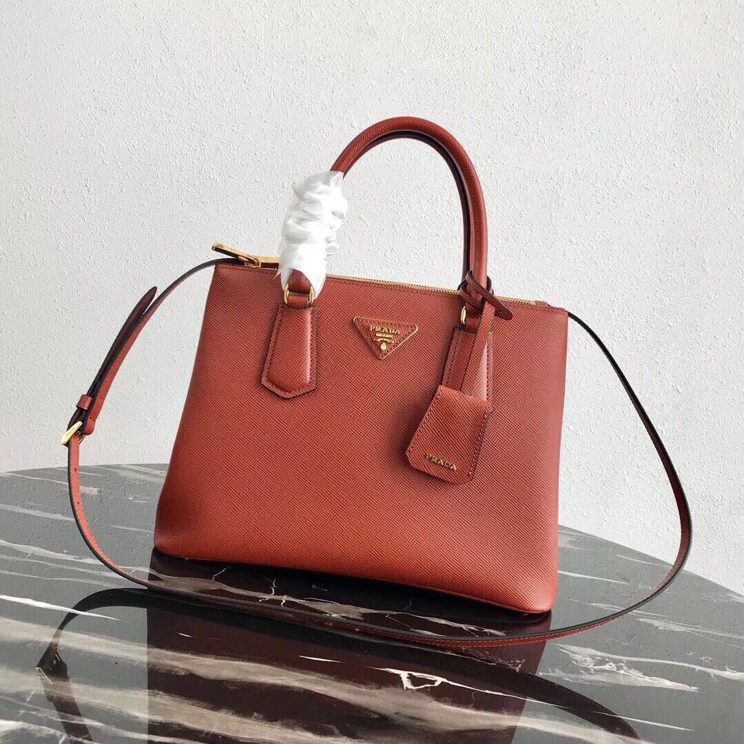 Pra*a medium galleria saffiano carrot 1ba232 31 × 22.5 × 13.5 cm